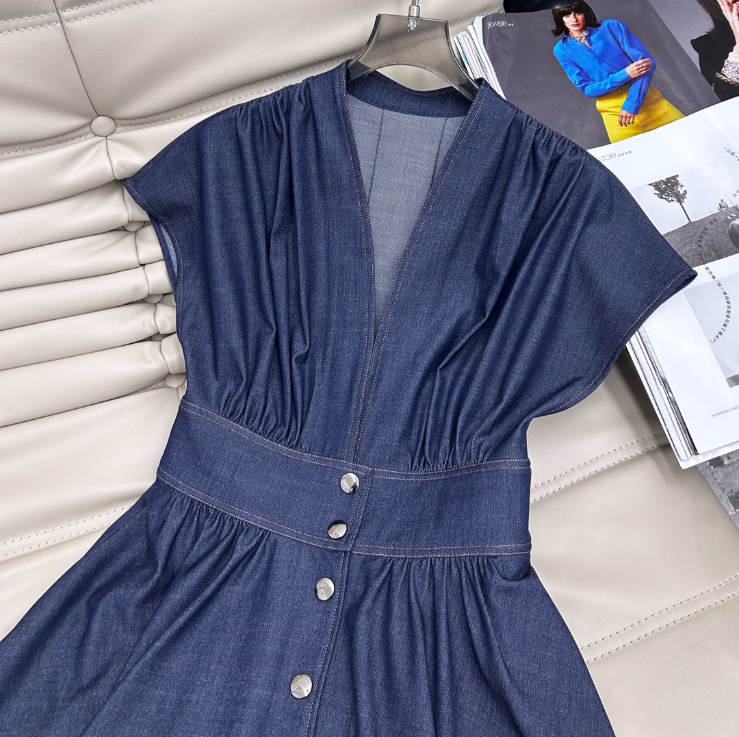 Elegant V-Neck Sleeveless Maxi Dress with Fitted Waist and Custom Buttons 3 i1736148480 8084 1