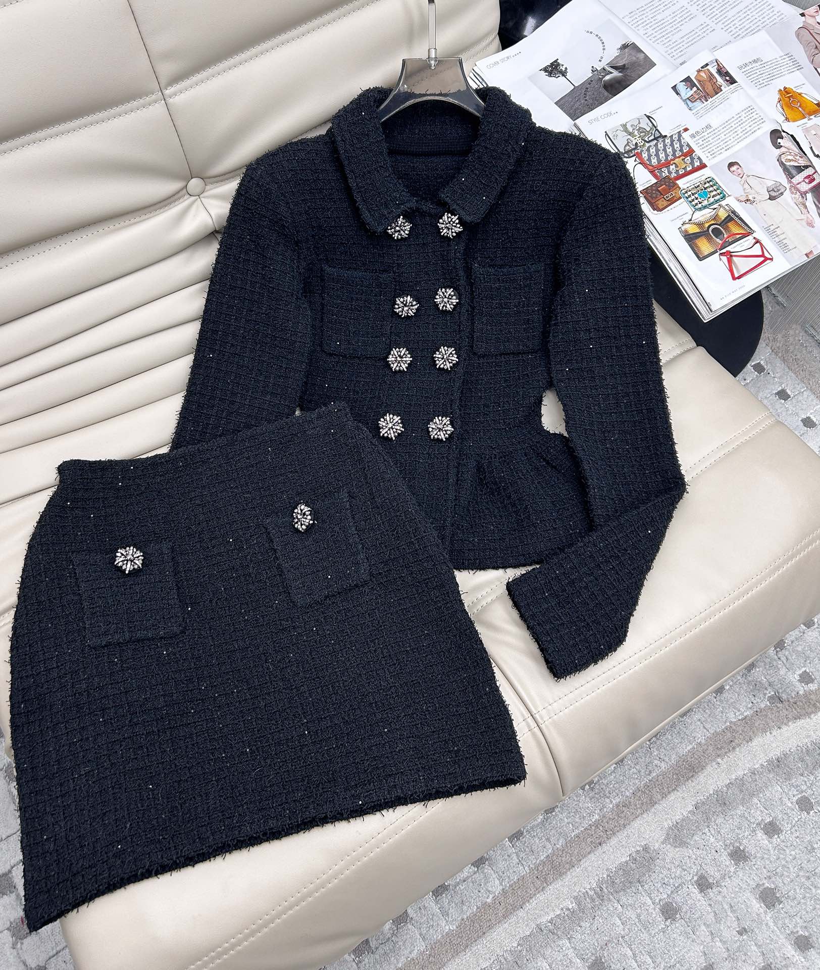 NO:296495,New top skirt style, fashionable small fragrance-style lapel bright silk jacket, small top high waist skirt, two-piece set, a goddess-like style, with the aura that comes overflows the screen, giving a simple, capable and feminine charm, classic lapel design, the temperament of the heroine does not lose the softness and tenderness of the little woman, the tailored style, and customized flower diamond double-breasted shaping to create a delicate goddess temperament!  SML, Skirts, Jackets & coats, alexander wang19860909上衣半裙新款 时尚小香风翻领亮丝外套小上衣高腰半裙 两件套 女神范十足的款式,带着扑面而来的气场溢出满屏,穿出简洁干练又不失女人味的韵味,经典的翻领设计,大女主气质中不失小女人的柔美与温柔,精裁的版型,定制花钻双排扣塑造精致女神气质！码数SML,,skirts,jackets & coats,alexander wang,Women's clothing