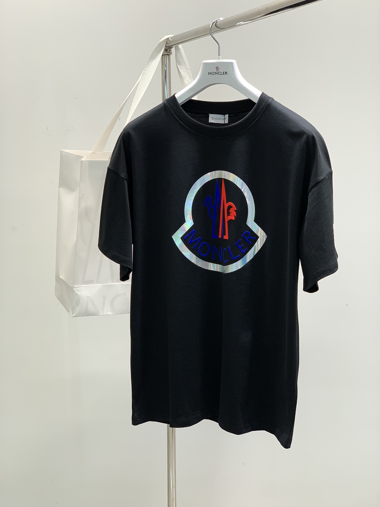 ，Moncler 蒙口，2025夏季最新品，专柜同步有售，原单狠货，时尚休闲圆领短袖T恤，上身舒适！吸睛