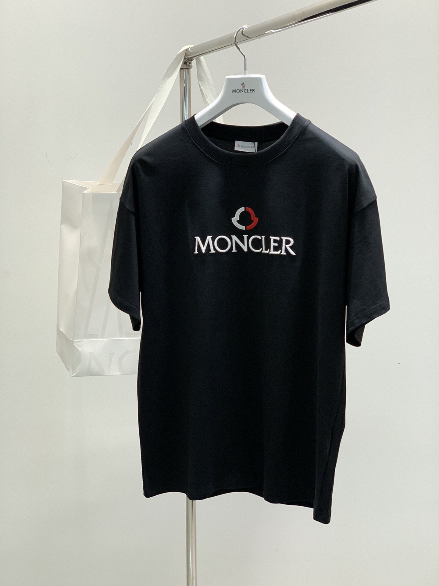 ，Moncler 蒙口，2025夏季最新品，专柜同步有售，原单狠货，时尚休闲圆领短袖T恤，上身舒适！吸睛