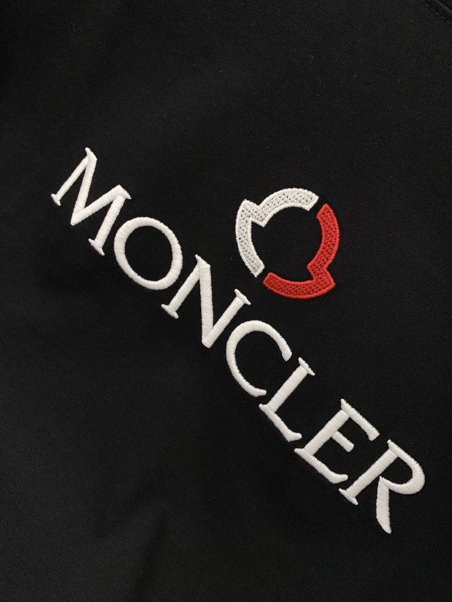 ，Moncler 蒙口，2025夏季最新品，专柜同步有售，原单狠货，时尚休闲圆领短袖T恤，上身舒适！吸睛