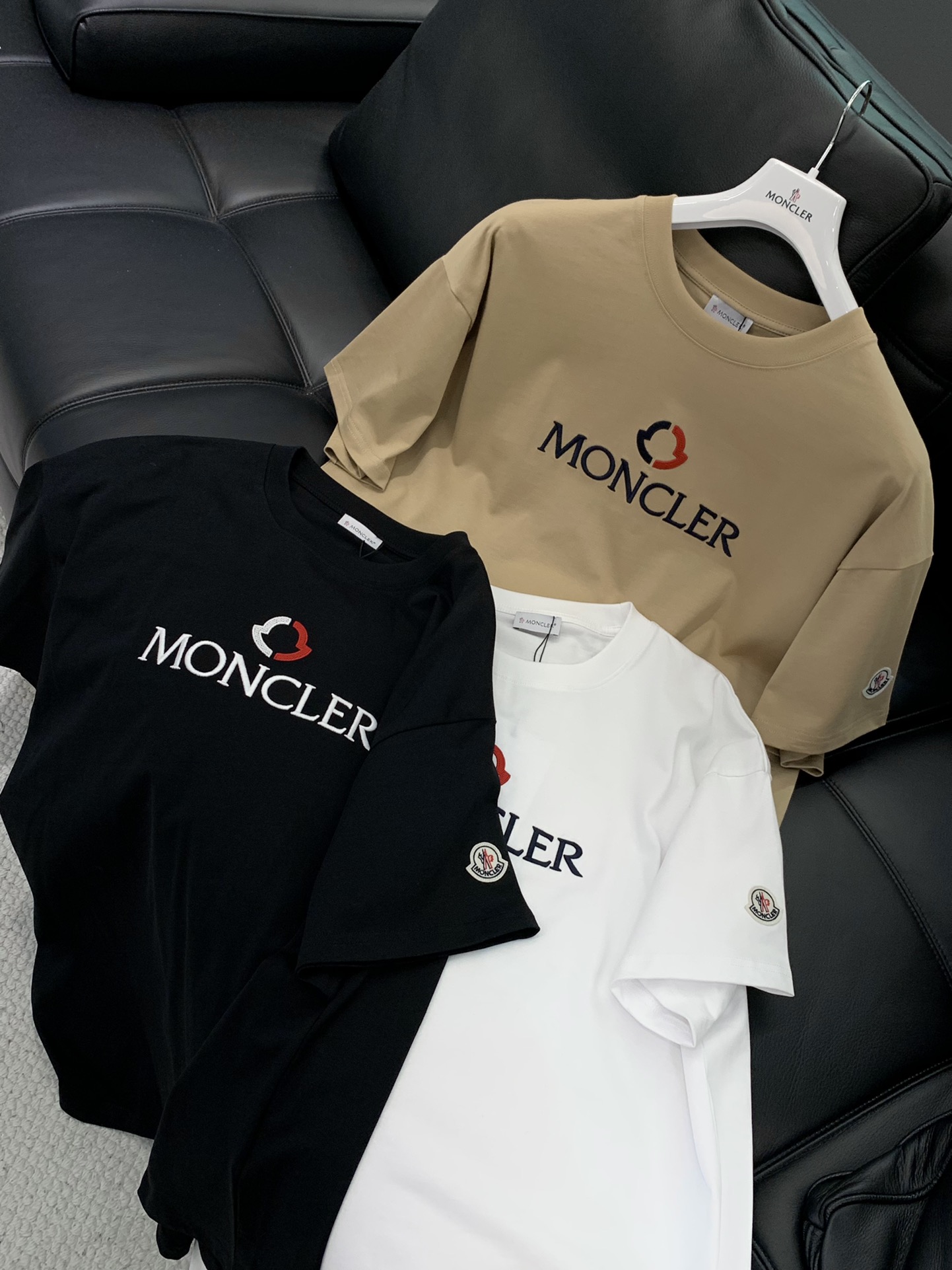 ，Moncler 蒙口，2025夏季最新品，专柜同步有售，原单狠货，时尚休闲圆领短袖T恤，上身舒适！吸睛