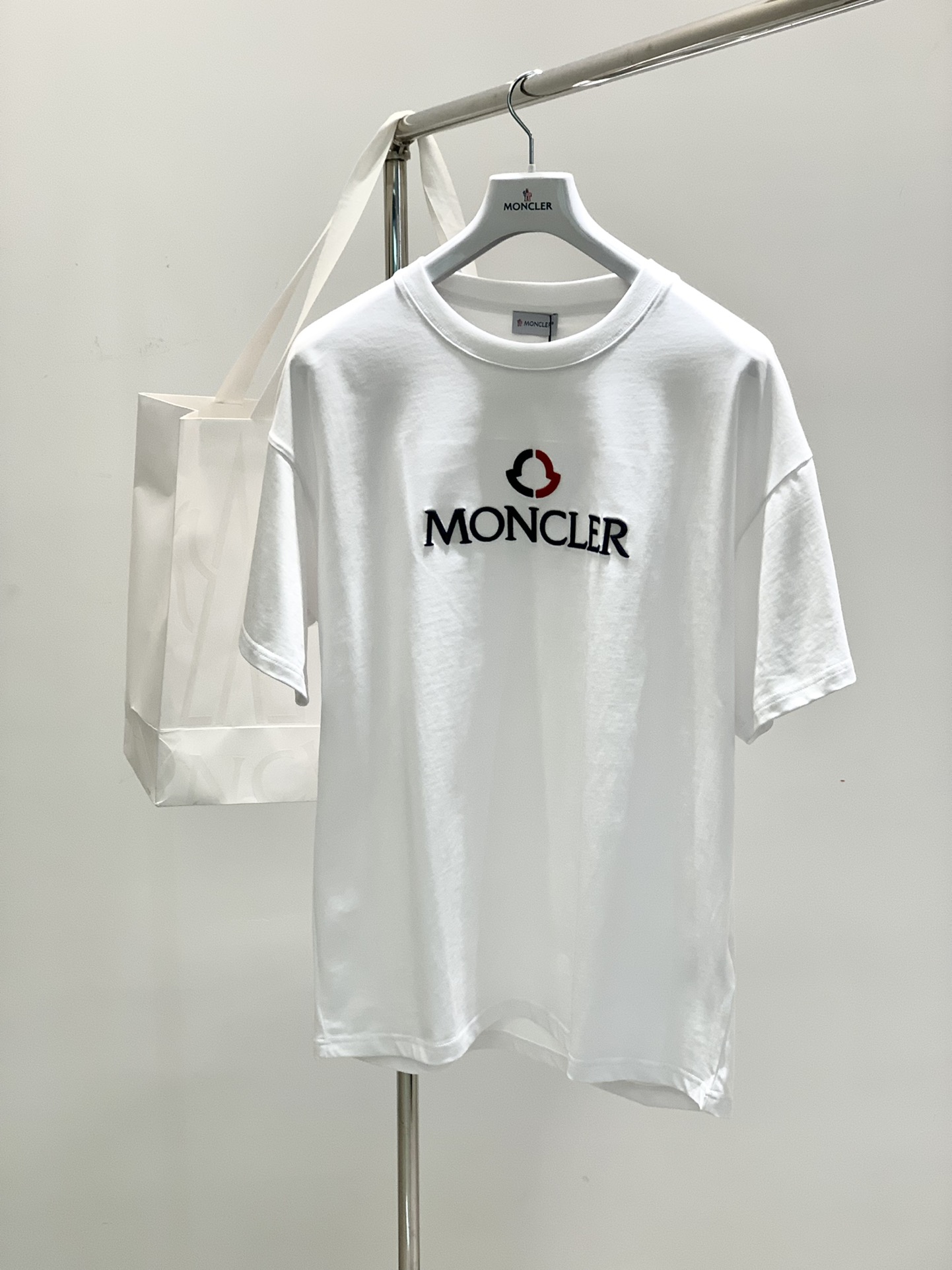 ，Moncler 蒙口，2025夏季最新品，专柜同步有售，原单狠货，时尚休闲圆领短袖T恤，上身舒适！吸睛