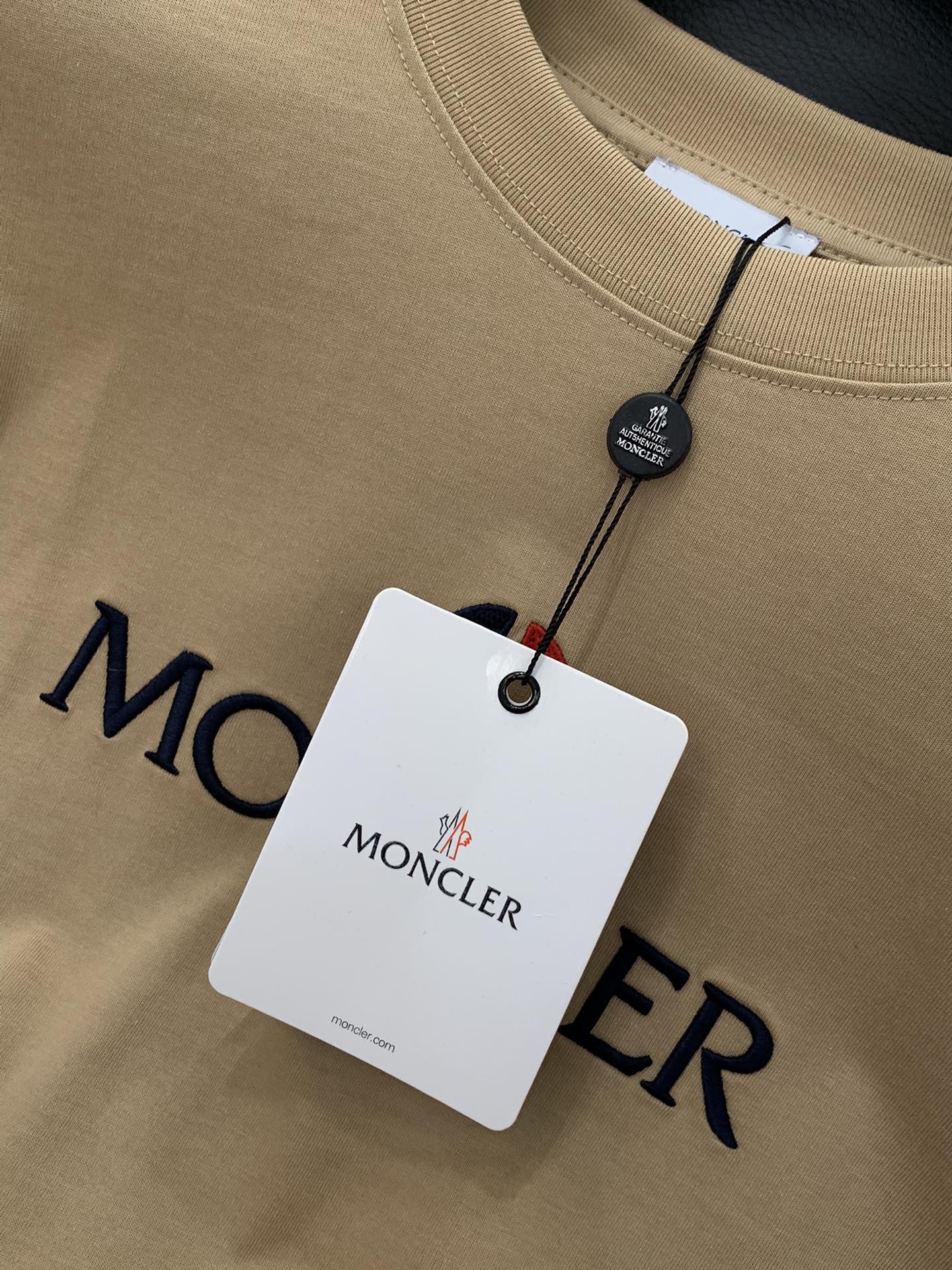 ，Moncler 蒙口，2025夏季最新品，专柜同步有售，原单狠货，时尚休闲圆领短袖T恤，上身舒适！吸睛