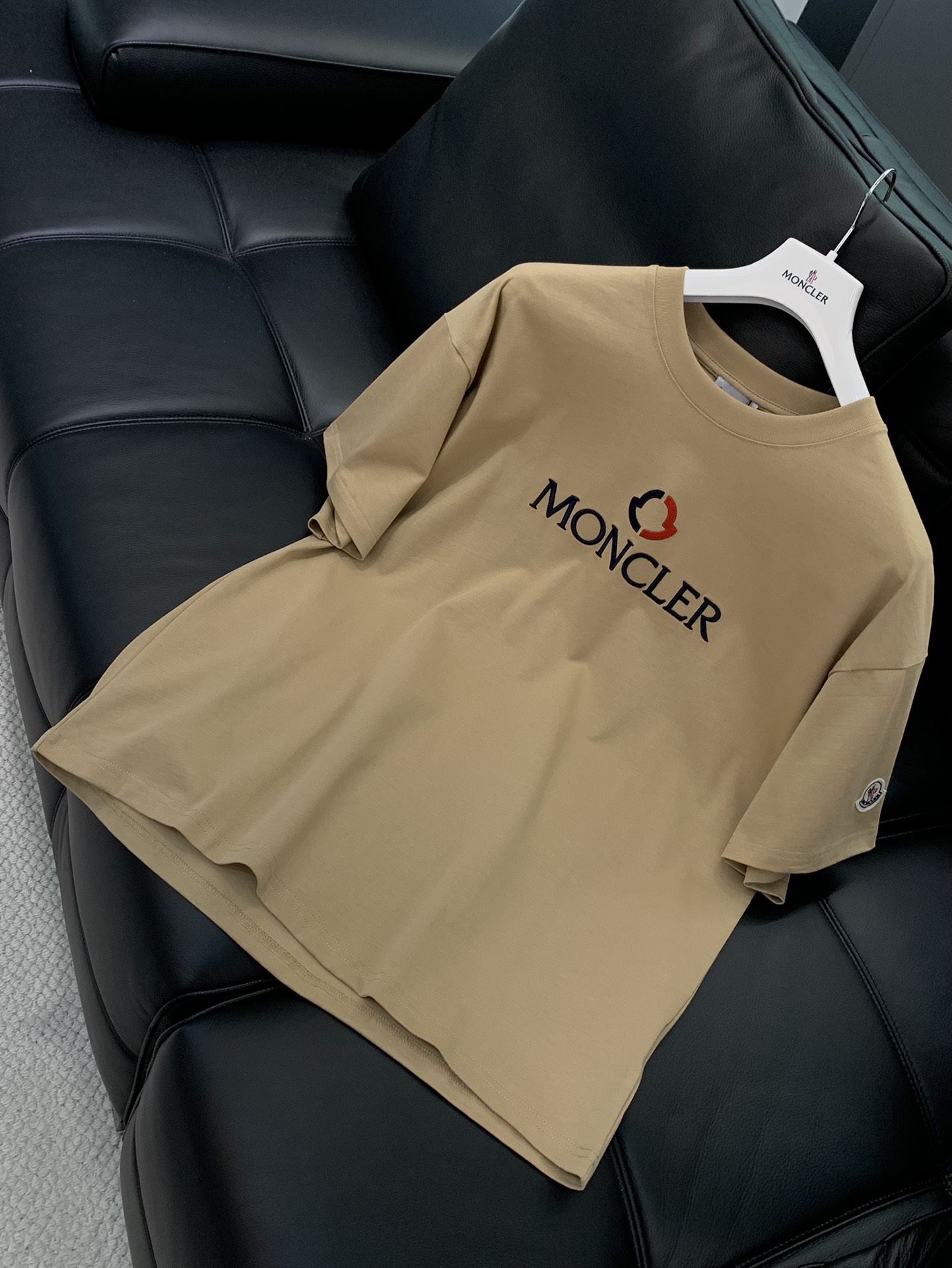 ，Moncler 蒙口，2025夏季最新品，专柜同步有售，原单狠货，时尚休闲圆领短袖T恤，上身舒适！吸睛