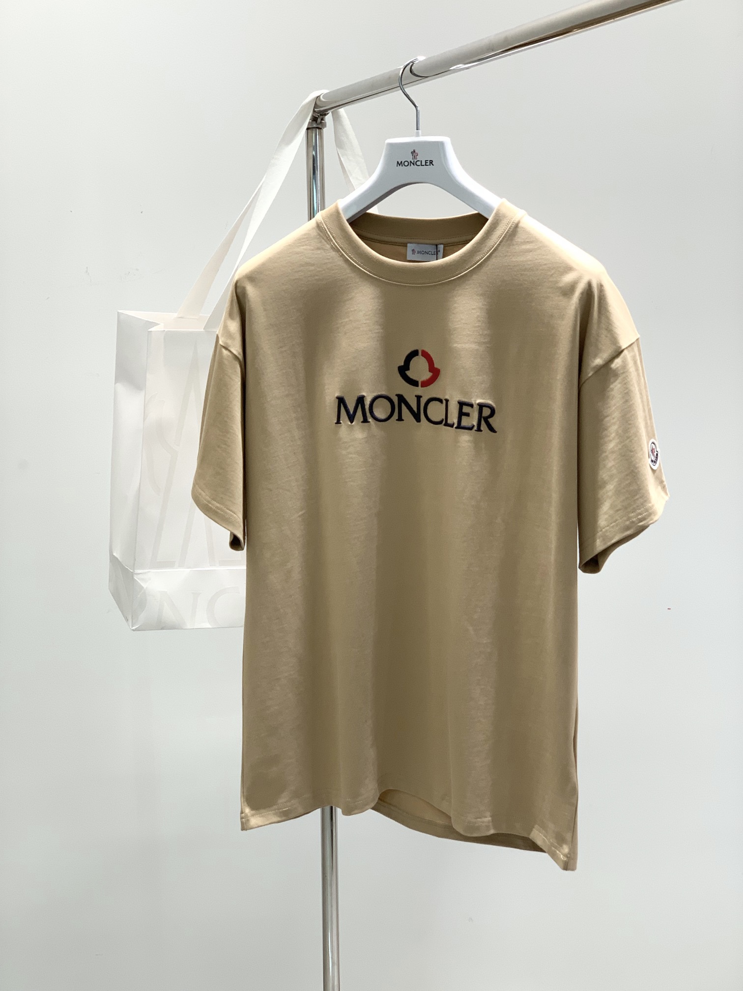 ，Moncler 蒙口，2025夏季最新品，专柜同步有售，原单狠货，时尚休闲圆领短袖T恤，上身舒适！吸睛