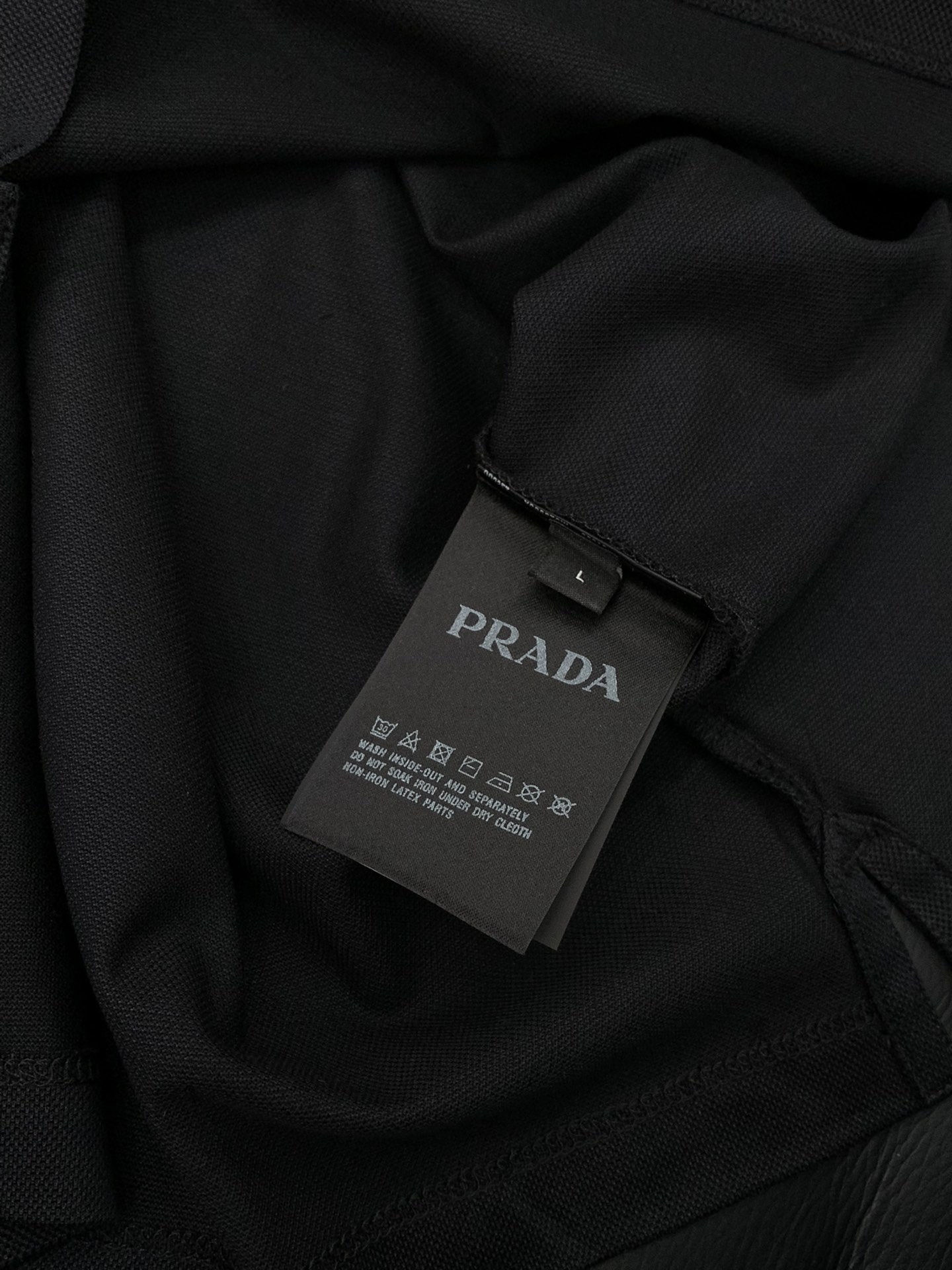 ，PRADA 普拉达，2025春夏最新品，专柜同步有售，时尚休闲翻领短袖T恤，进口原版面料，做工极为复杂