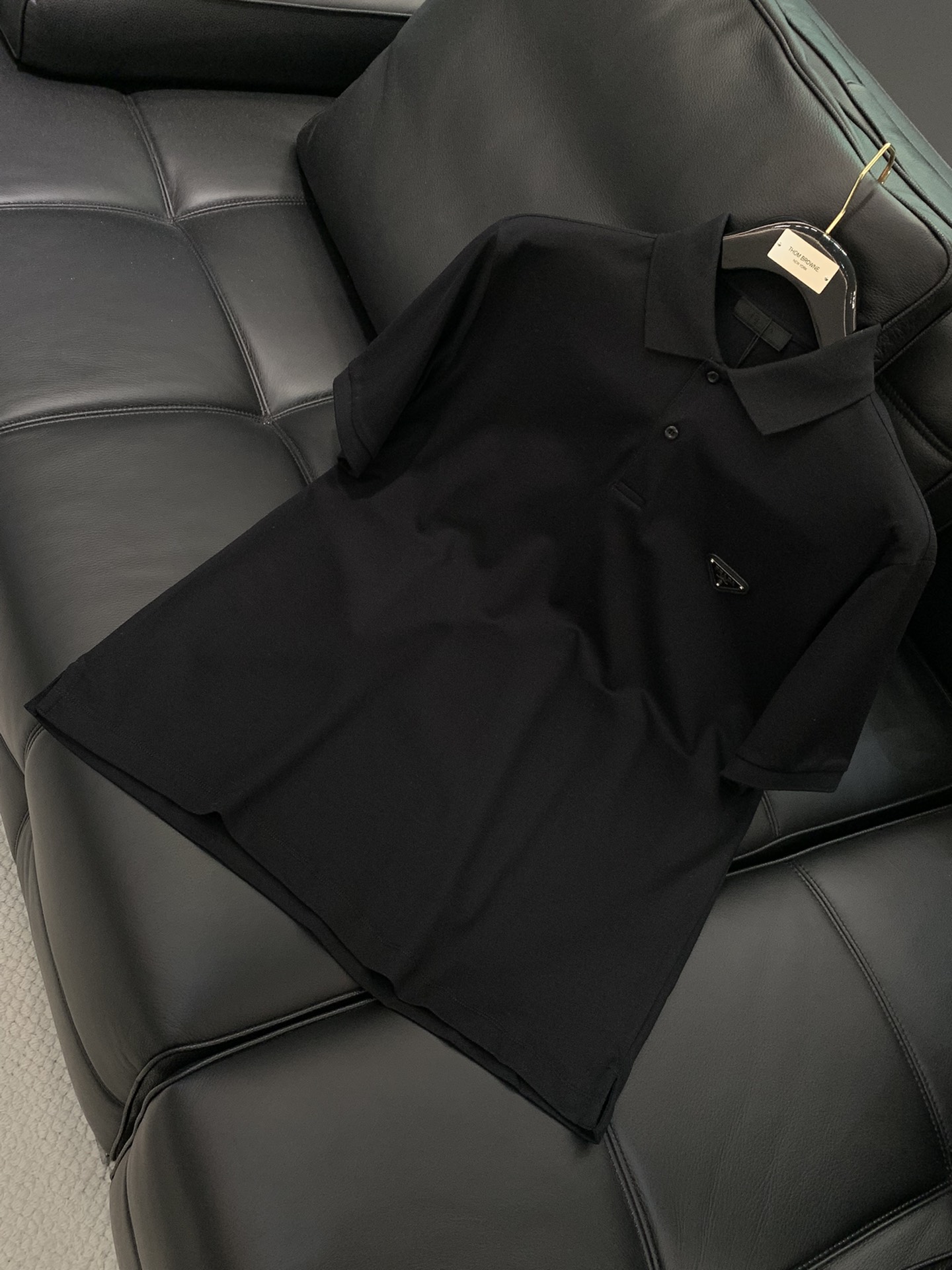 ，PRADA 普拉达，2025春夏最新品，专柜同步有售，时尚休闲翻领短袖T恤，进口原版面料，做工极为复杂