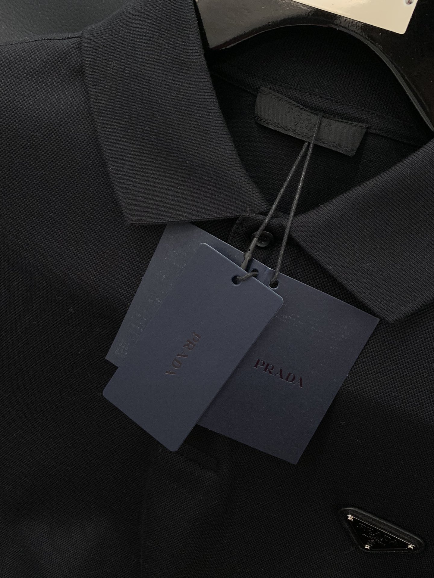，PRADA 普拉达，2025春夏最新品，专柜同步有售，时尚休闲翻领短袖T恤，进口原版面料，做工极为复杂