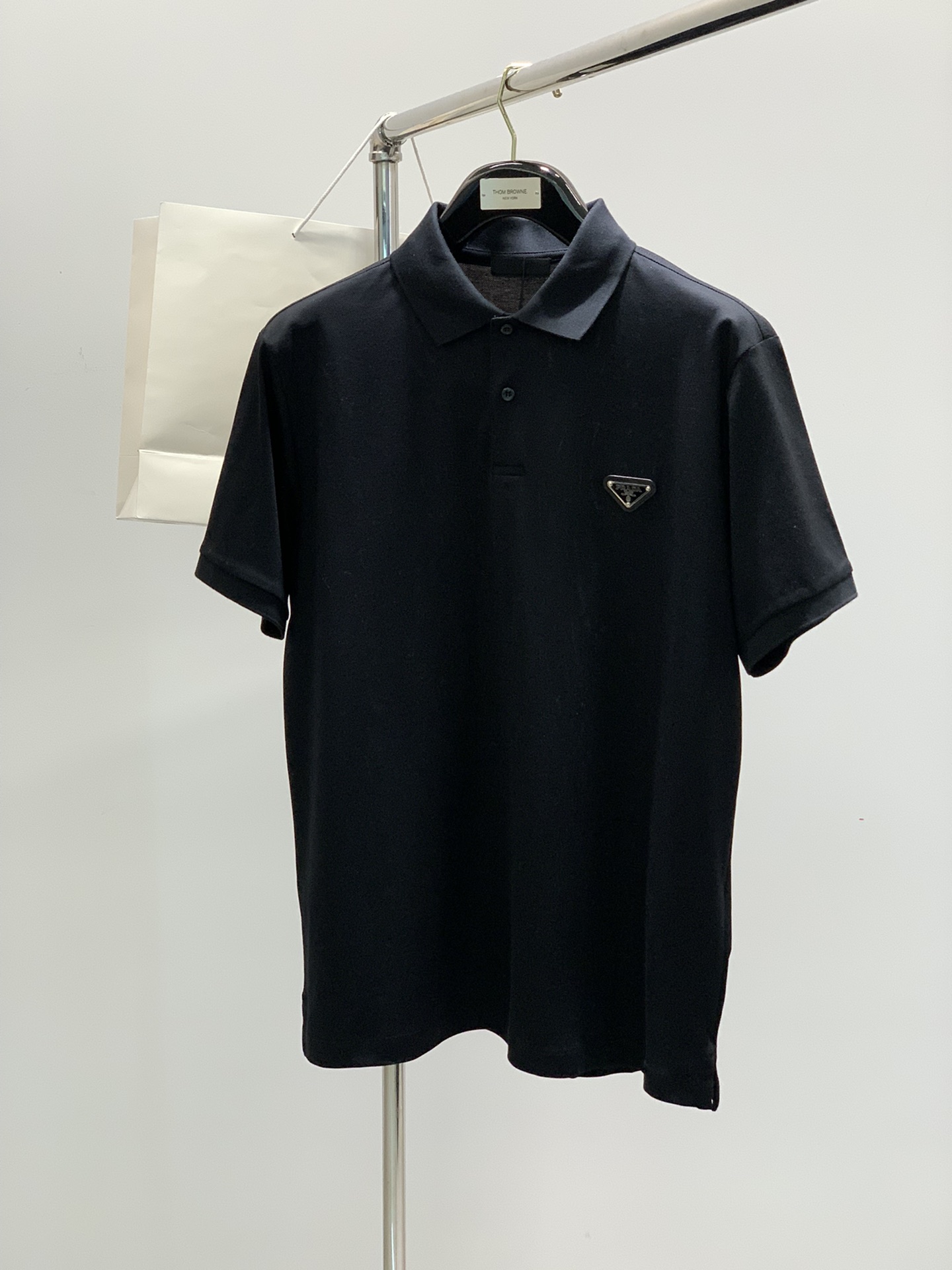 ，PRADA 普拉达，2025春夏最新品，专柜同步有售，时尚休闲翻领短袖T恤，进口原版面料，做工极为复杂