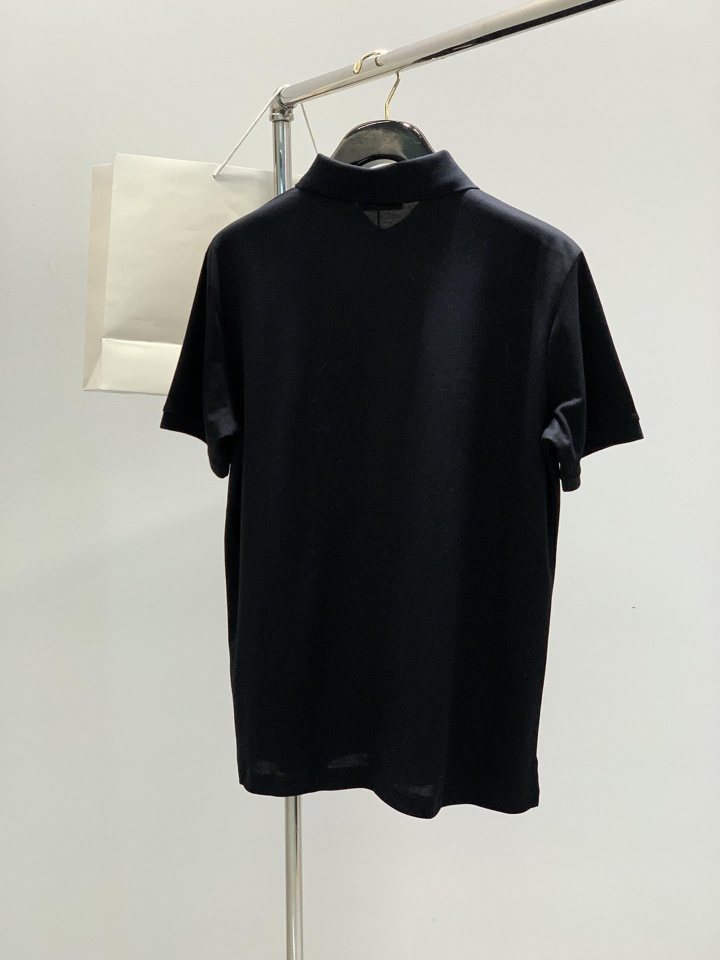 ，PRADA 普拉达，2025春夏最新品，专柜同步有售，时尚休闲翻领短袖T恤，进口原版面料，做工极为复杂