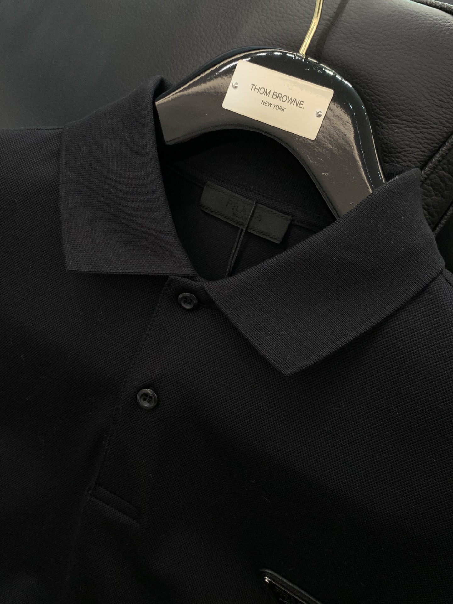 ，PRADA 普拉达，2025春夏最新品，专柜同步有售，时尚休闲翻领短袖T恤，进口原版面料，做工极为复杂