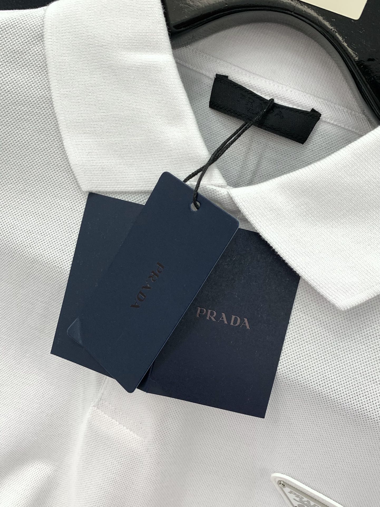 ，PRADA 普拉达，2025春夏最新品，专柜同步有售，时尚休闲翻领短袖T恤，进口原版面料，做工极为复杂