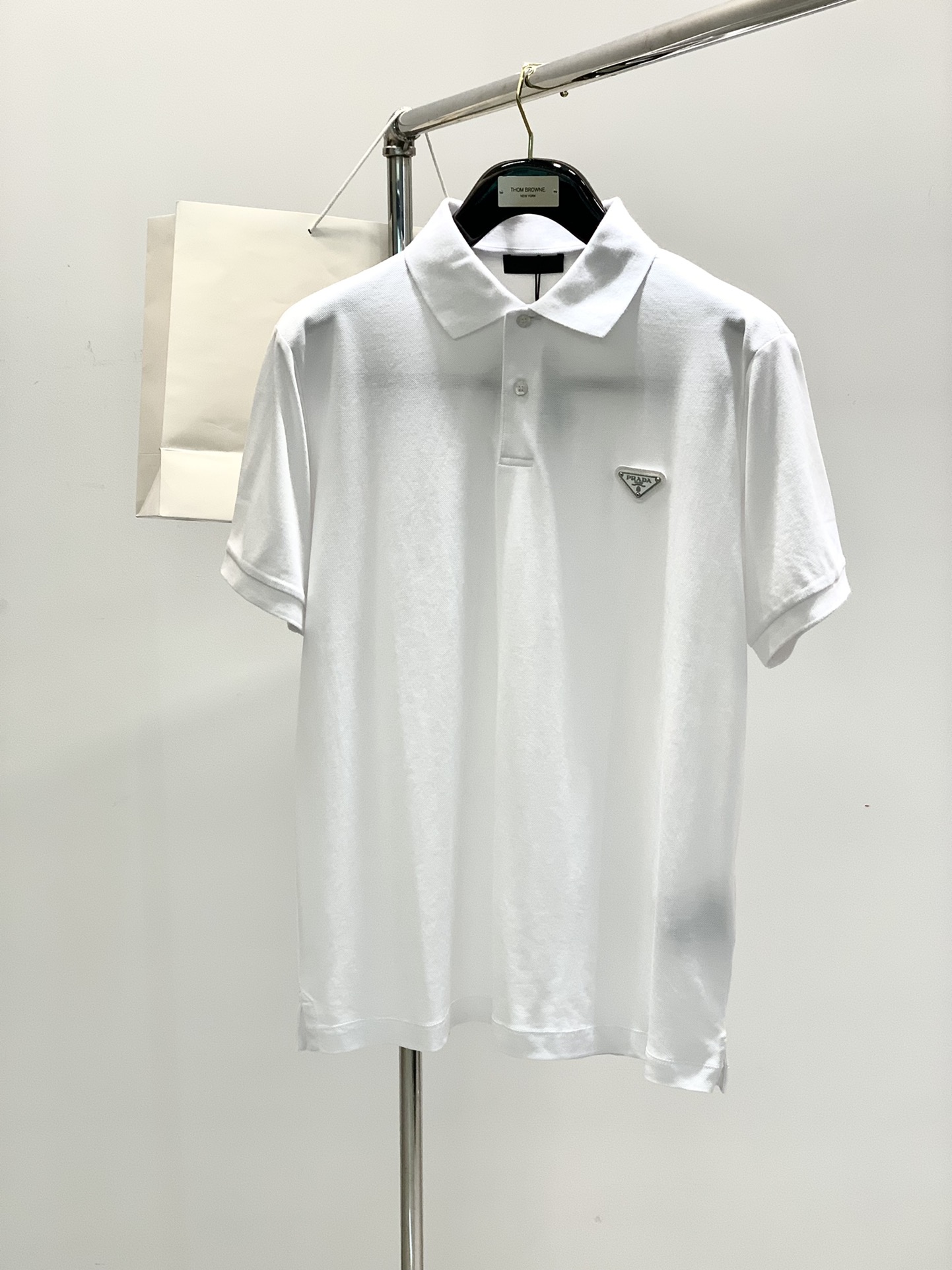 ，PRADA 普拉达，2025春夏最新品，专柜同步有售，时尚休闲翻领短袖T恤，进口原版面料，做工极为复杂