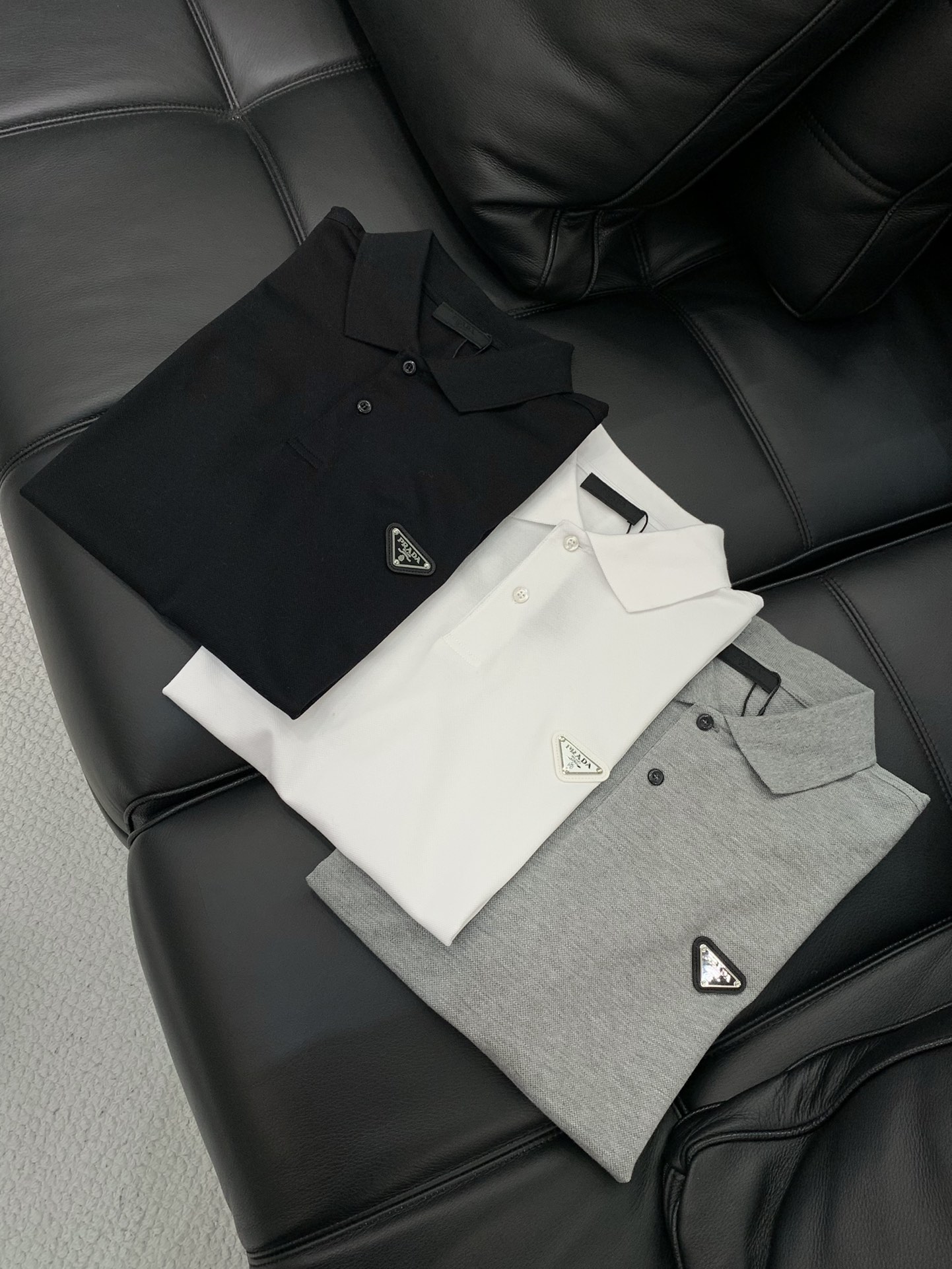 ，PRADA 普拉达，2025春夏最新品，专柜同步有售，时尚休闲翻领短袖T恤，进口原版面料，做工极为复杂