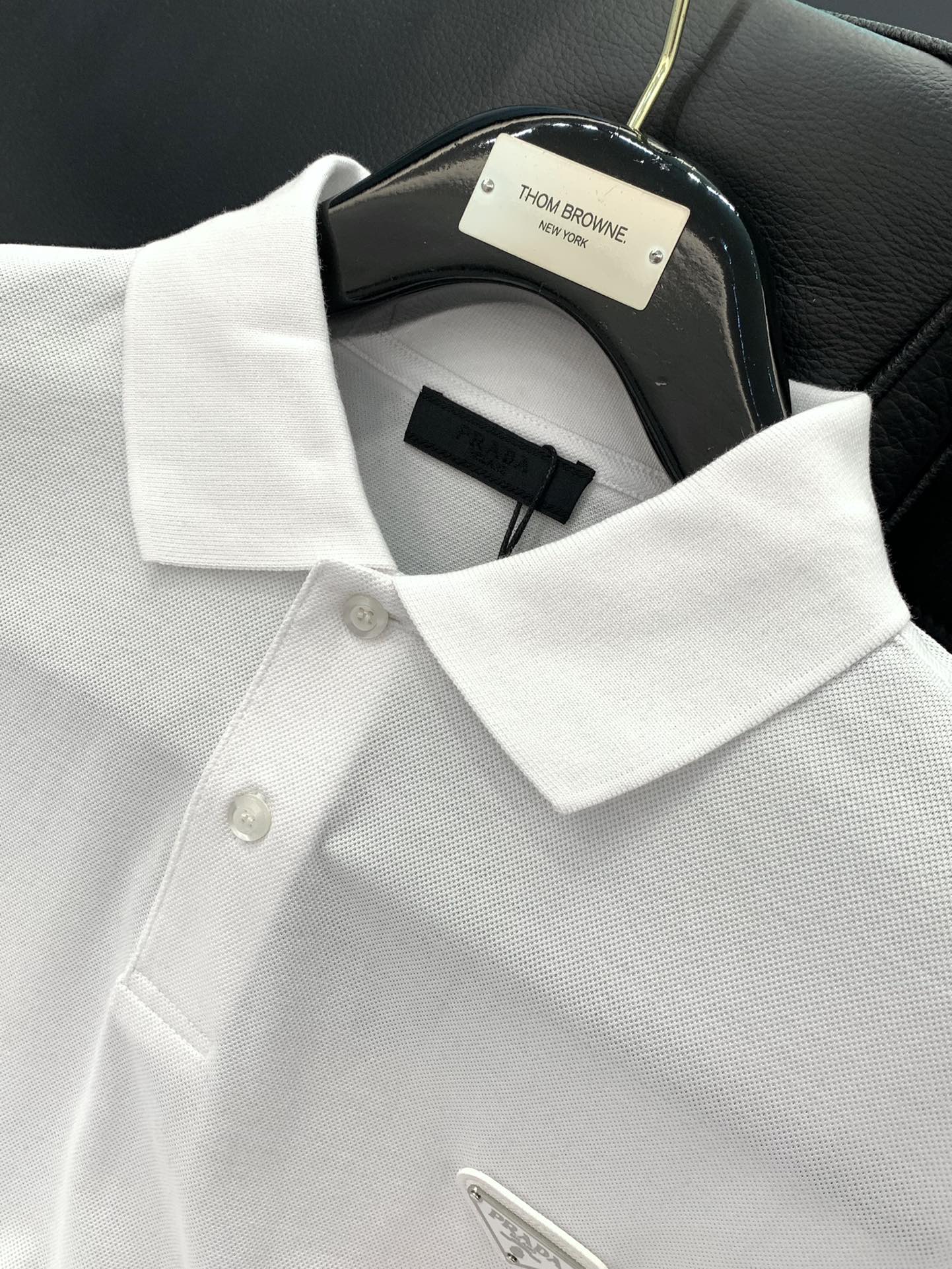 ，PRADA 普拉达，2025春夏最新品，专柜同步有售，时尚休闲翻领短袖T恤，进口原版面料，做工极为复杂