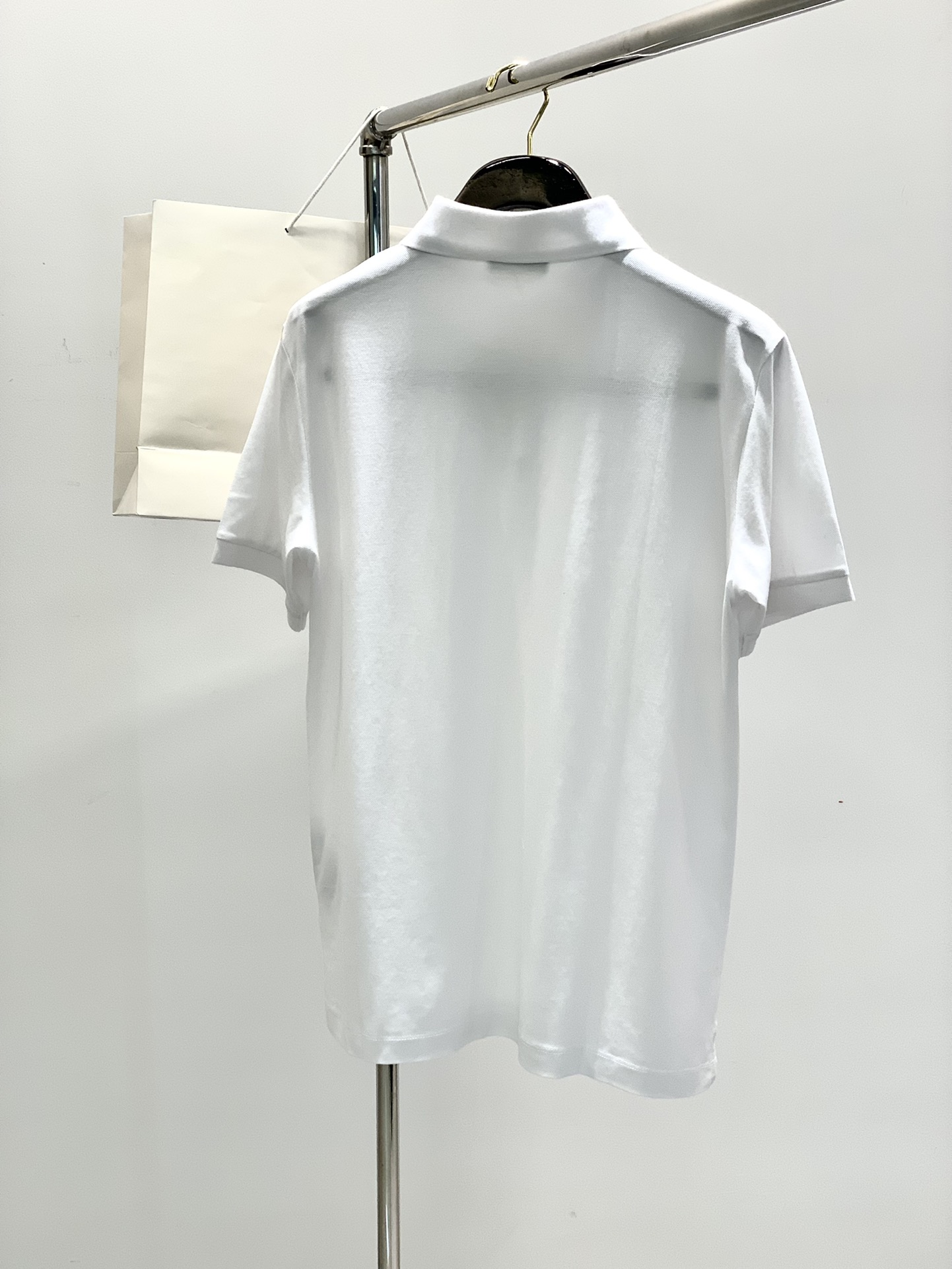 ，PRADA 普拉达，2025春夏最新品，专柜同步有售，时尚休闲翻领短袖T恤，进口原版面料，做工极为复杂
