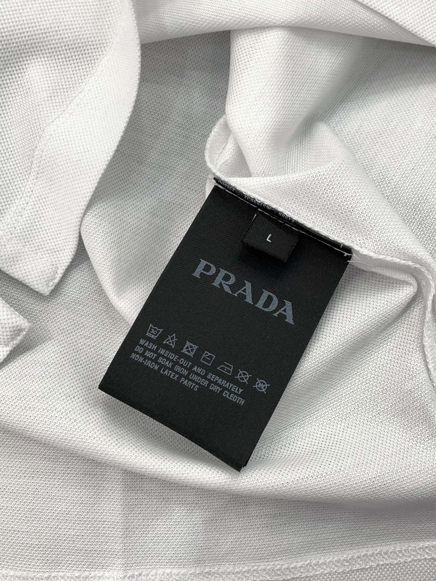 ，PRADA 普拉达，2025春夏最新品，专柜同步有售，时尚休闲翻领短袖T恤，进口原版面料，做工极为复杂