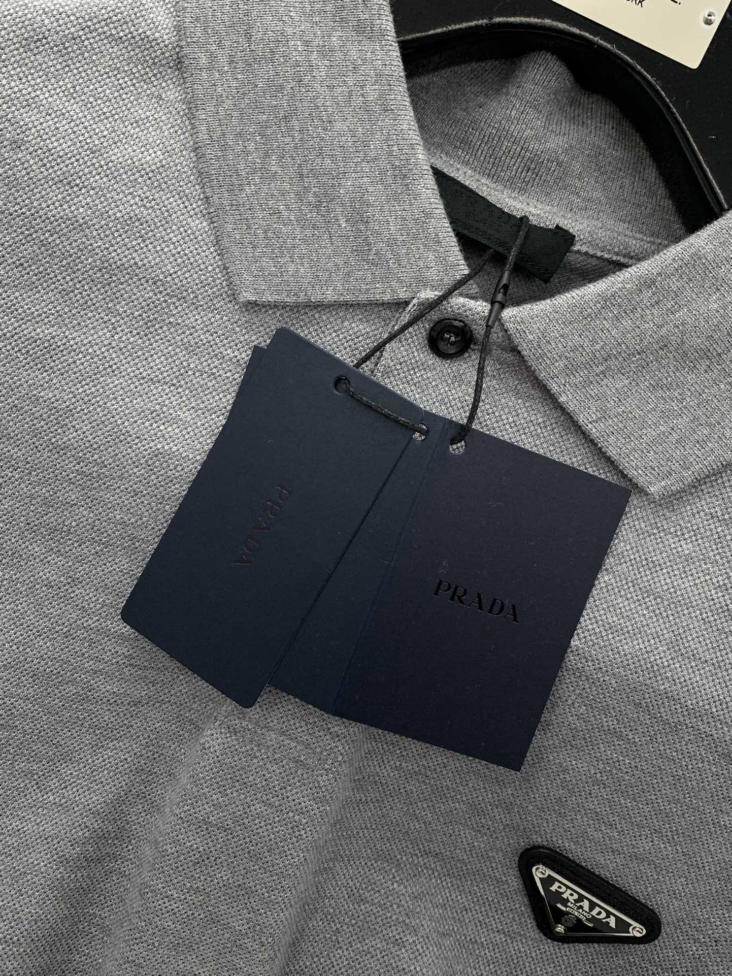 ，PRADA 普拉达，2025春夏最新品，专柜同步有售，时尚休闲翻领短袖T恤，进口原版面料，做工极为复杂