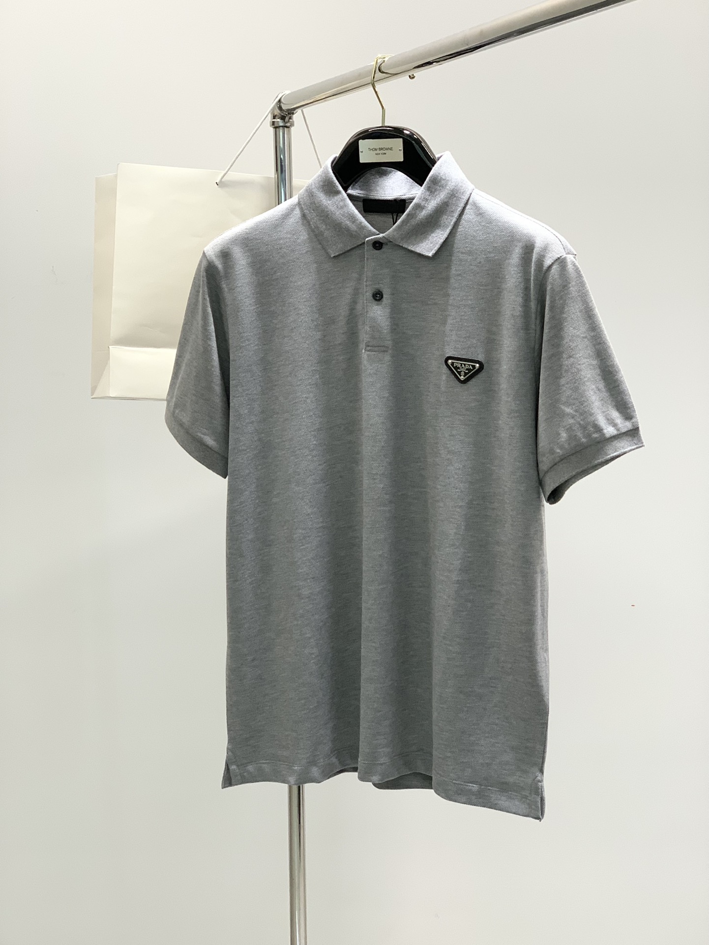 ，PRADA 普拉达，2025春夏最新品，专柜同步有售，时尚休闲翻领短袖T恤，进口原版面料，做工极为复杂