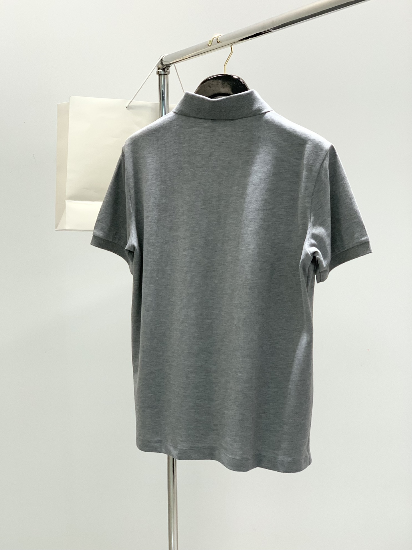 ，PRADA 普拉达，2025春夏最新品，专柜同步有售，时尚休闲翻领短袖T恤，进口原版面料，做工极为复杂