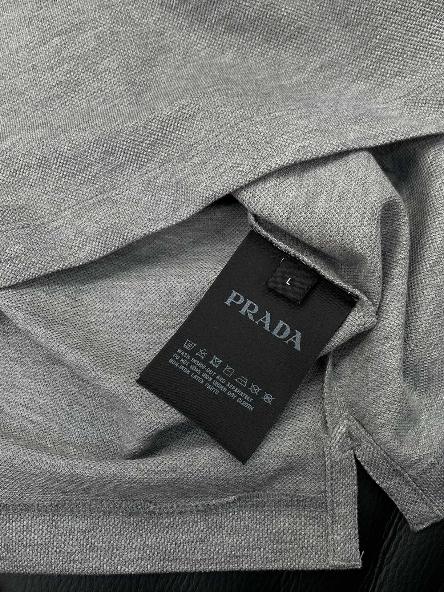 ，PRADA 普拉达，2025春夏最新品，专柜同步有售，时尚休闲翻领短袖T恤，进口原版面料，做工极为复杂