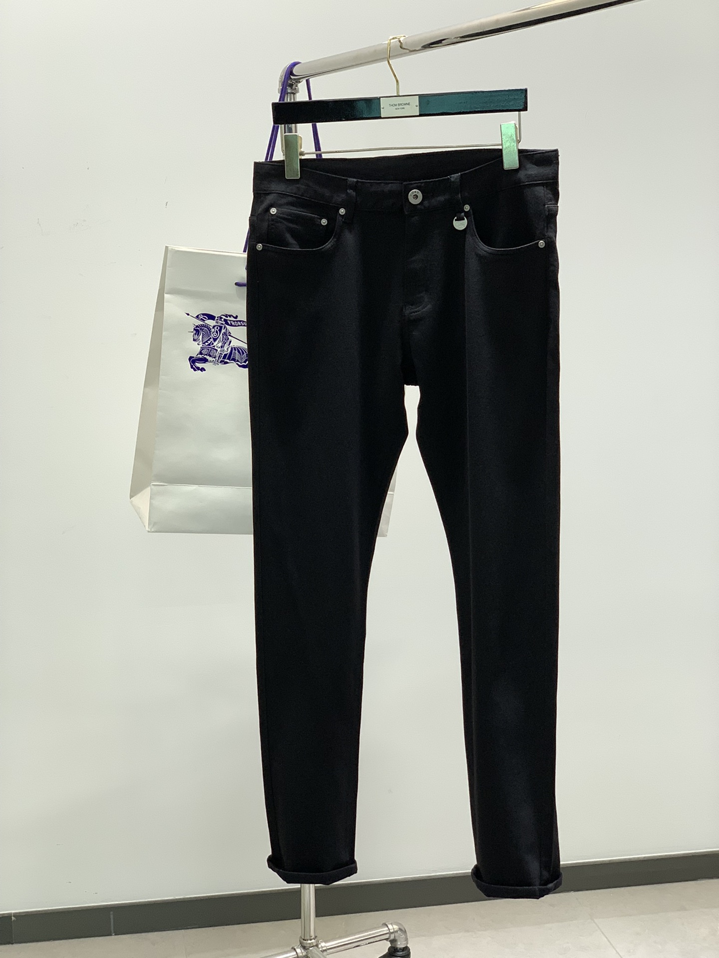 颜色：黑，蓝
，Burberry 巴宝莉，2025最新品，专柜同步有售，原单狠货，时尚休闲裤，进口原版面