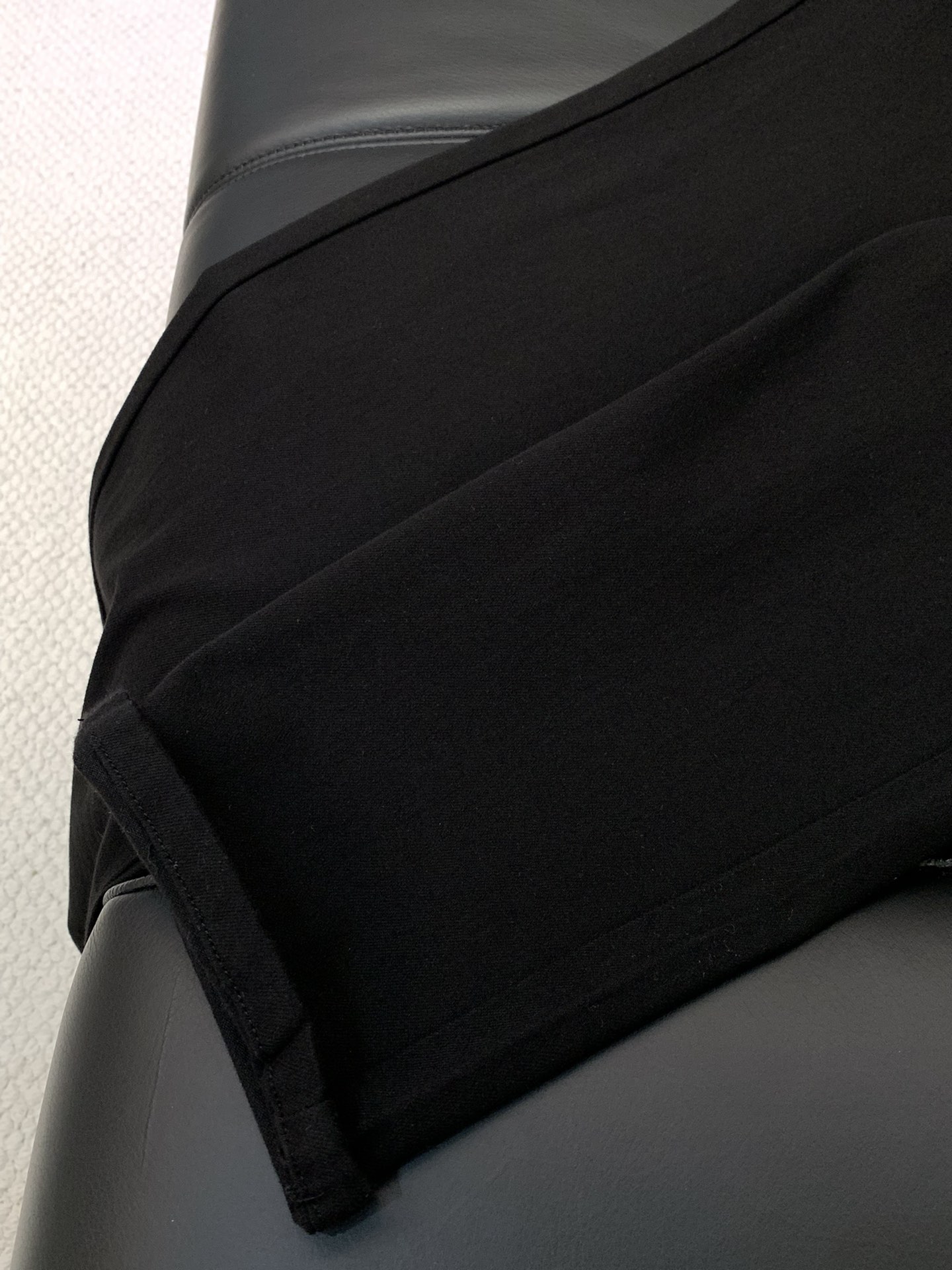 颜色：黑，蓝
，Burberry 巴宝莉，2025最新品，专柜同步有售，原单狠货，时尚休闲裤，进口原版面