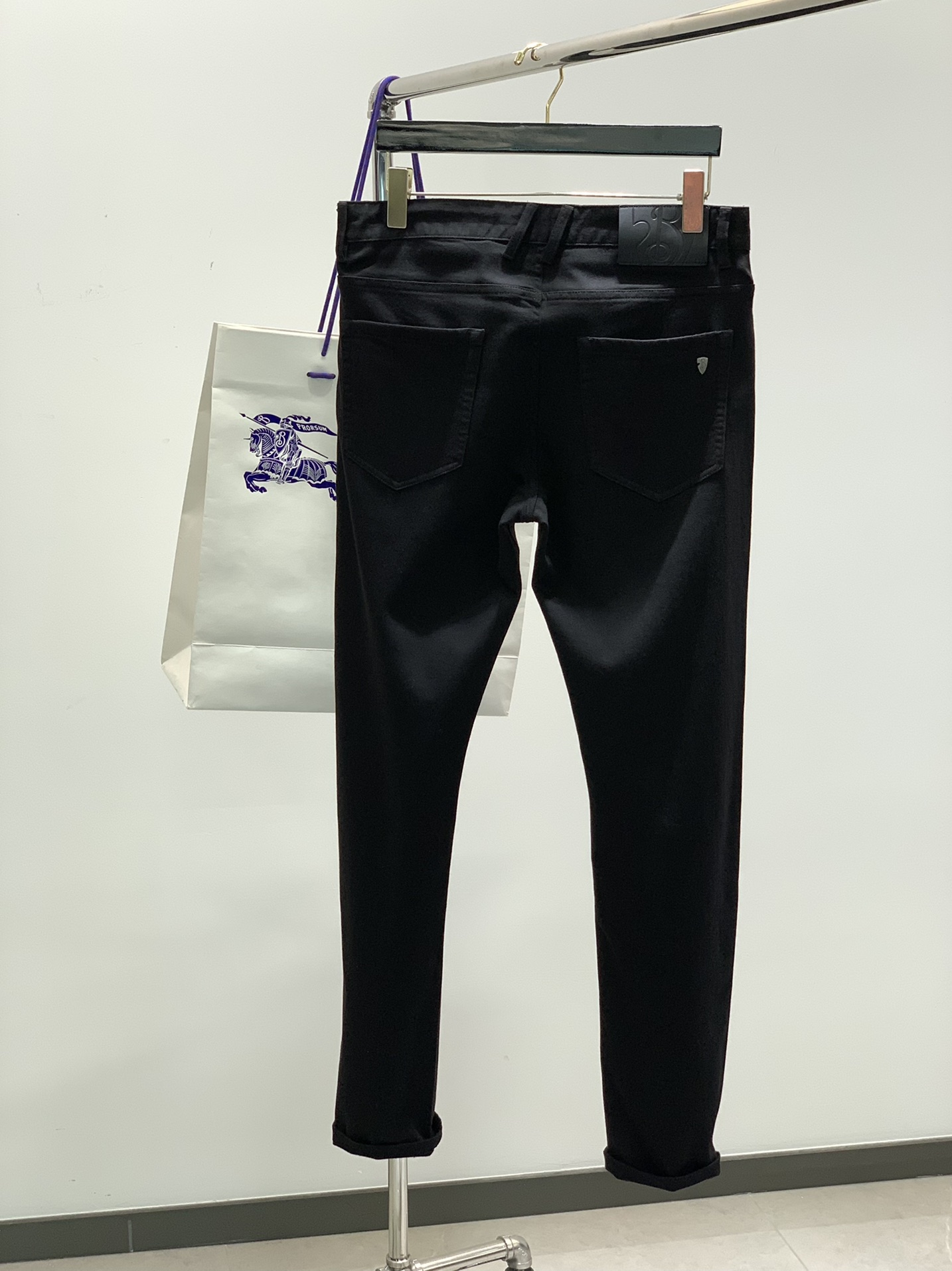 颜色：黑，蓝
，Burberry 巴宝莉，2025最新品，专柜同步有售，原单狠货，时尚休闲裤，进口原版面