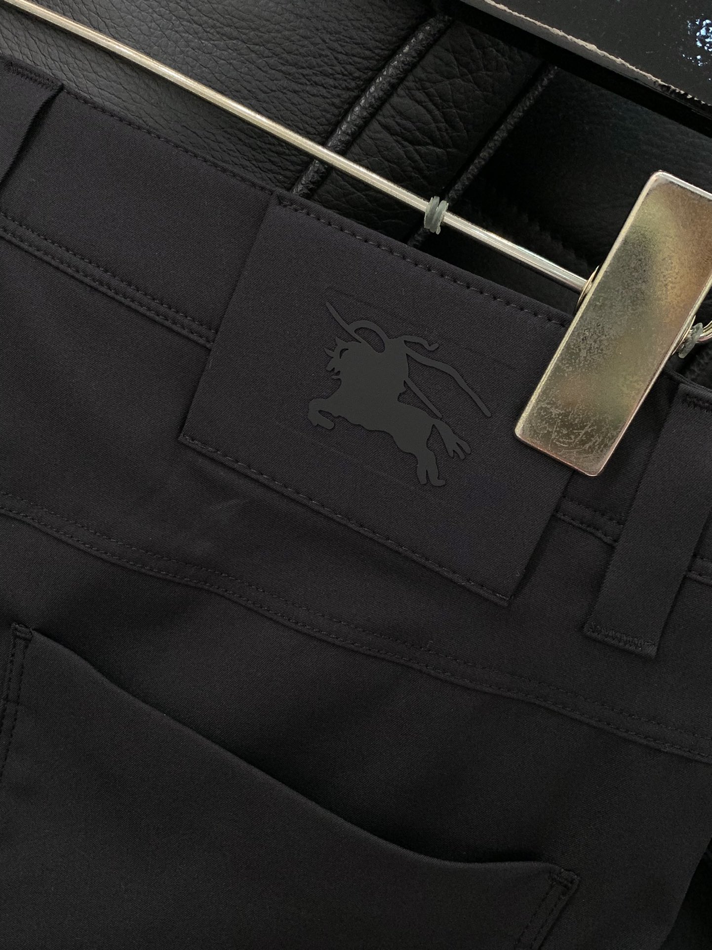 颜色：黑，蓝
，Burberry 巴宝莉，2025最新品，专柜同步有售，原单狠货，时尚休闲裤，进口原版面