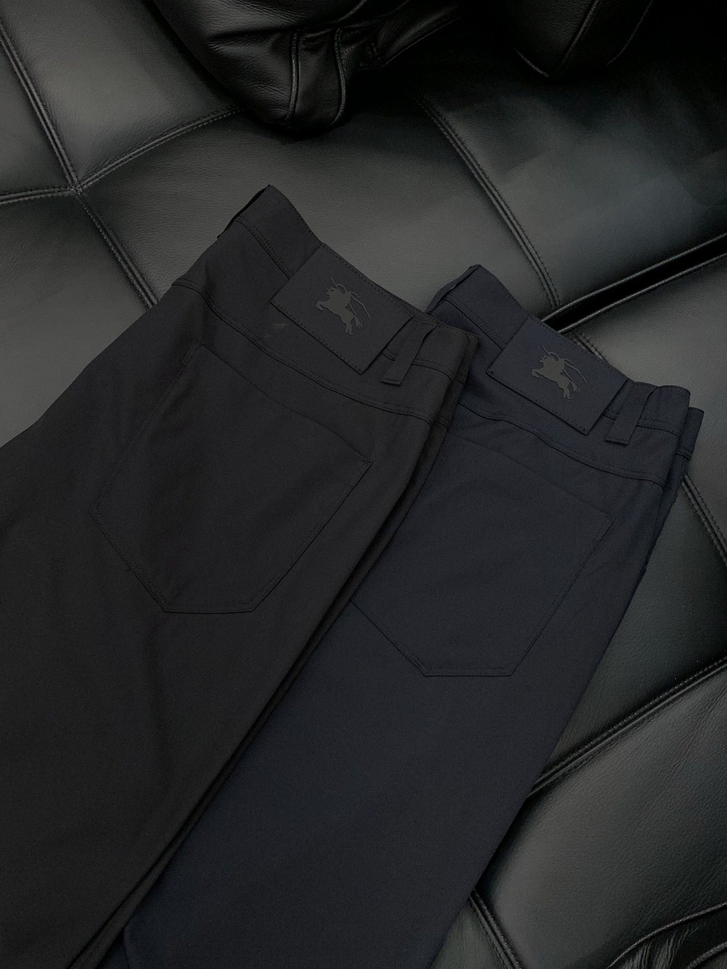 颜色：黑，蓝
，Burberry 巴宝莉，2025最新品，专柜同步有售，原单狠货，时尚休闲裤，进口原版面