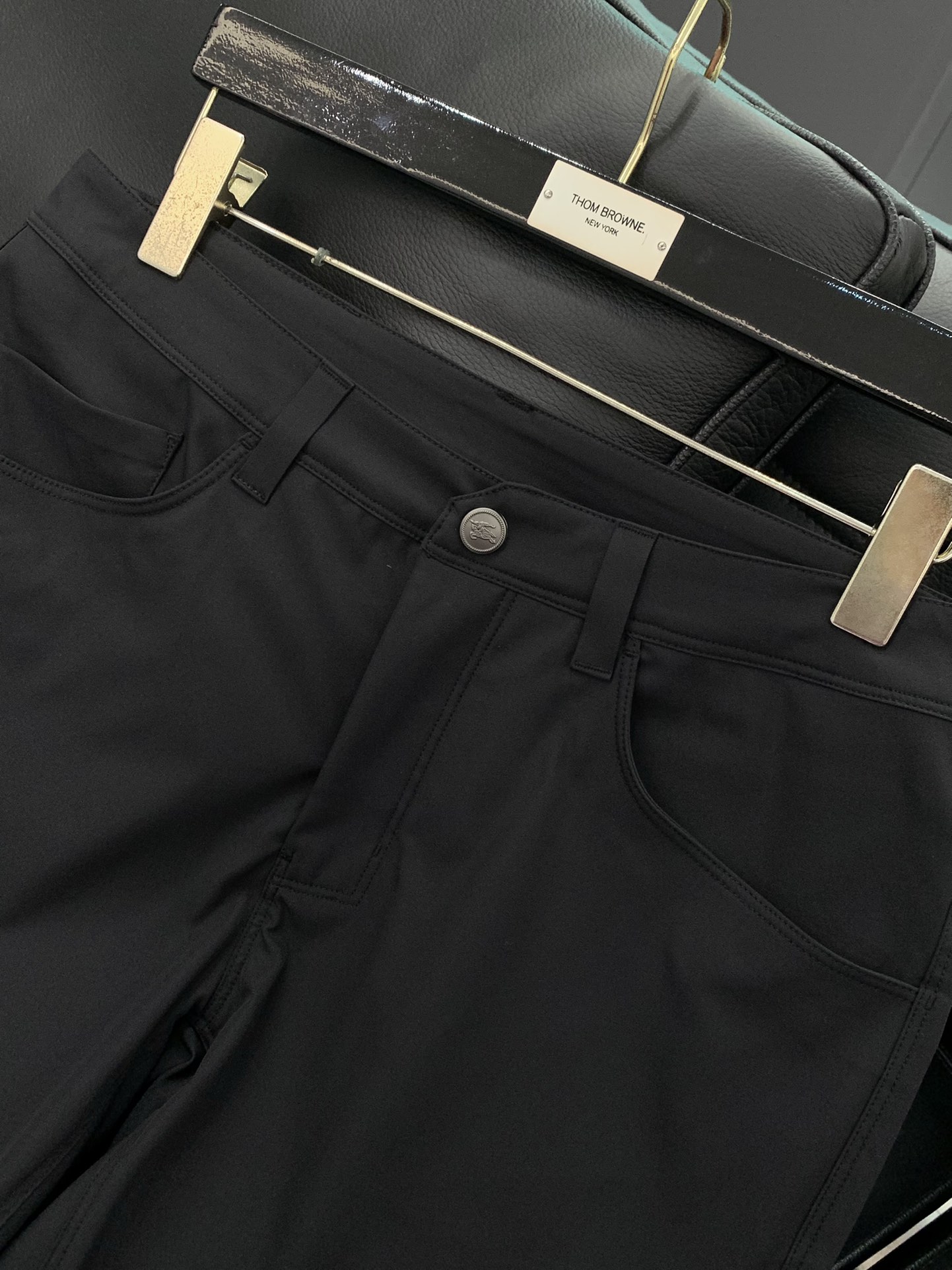 颜色：黑，蓝
，Burberry 巴宝莉，2025最新品，专柜同步有售，原单狠货，时尚休闲裤，进口原版面