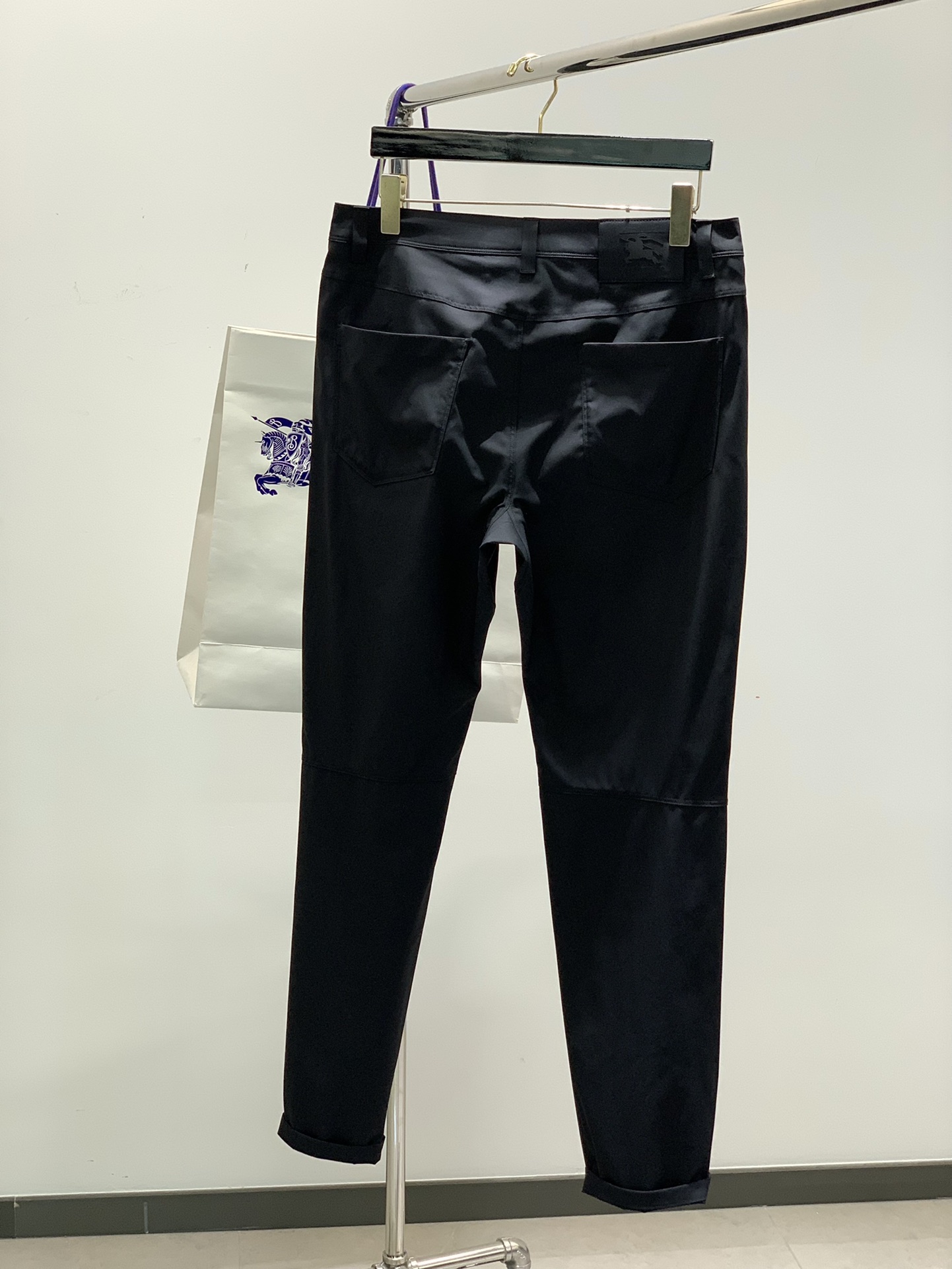 颜色：黑，蓝
，Burberry 巴宝莉，2025最新品，专柜同步有售，原单狠货，时尚休闲裤，进口原版面