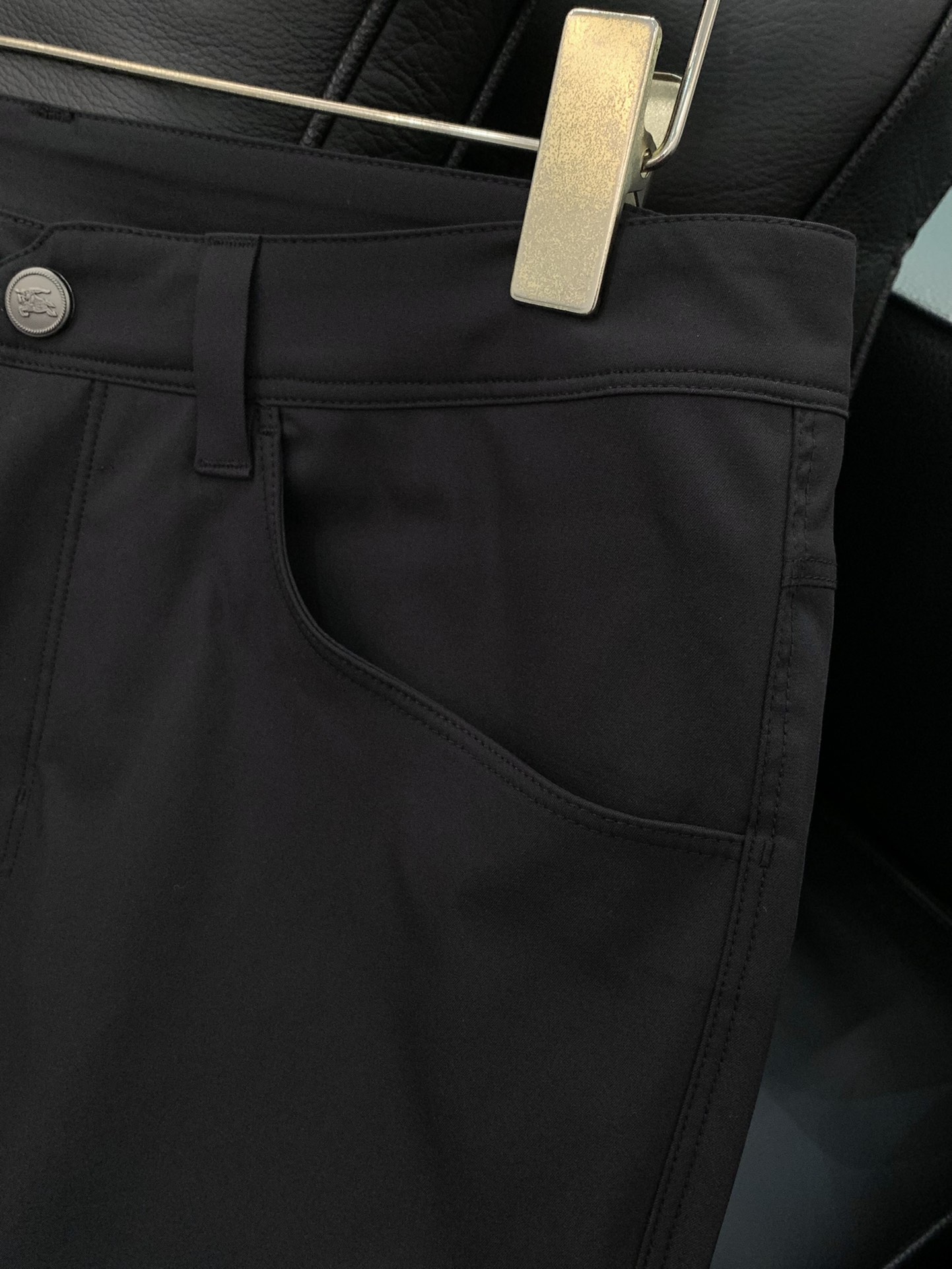 颜色：黑，蓝
，Burberry 巴宝莉，2025最新品，专柜同步有售，原单狠货，时尚休闲裤，进口原版面