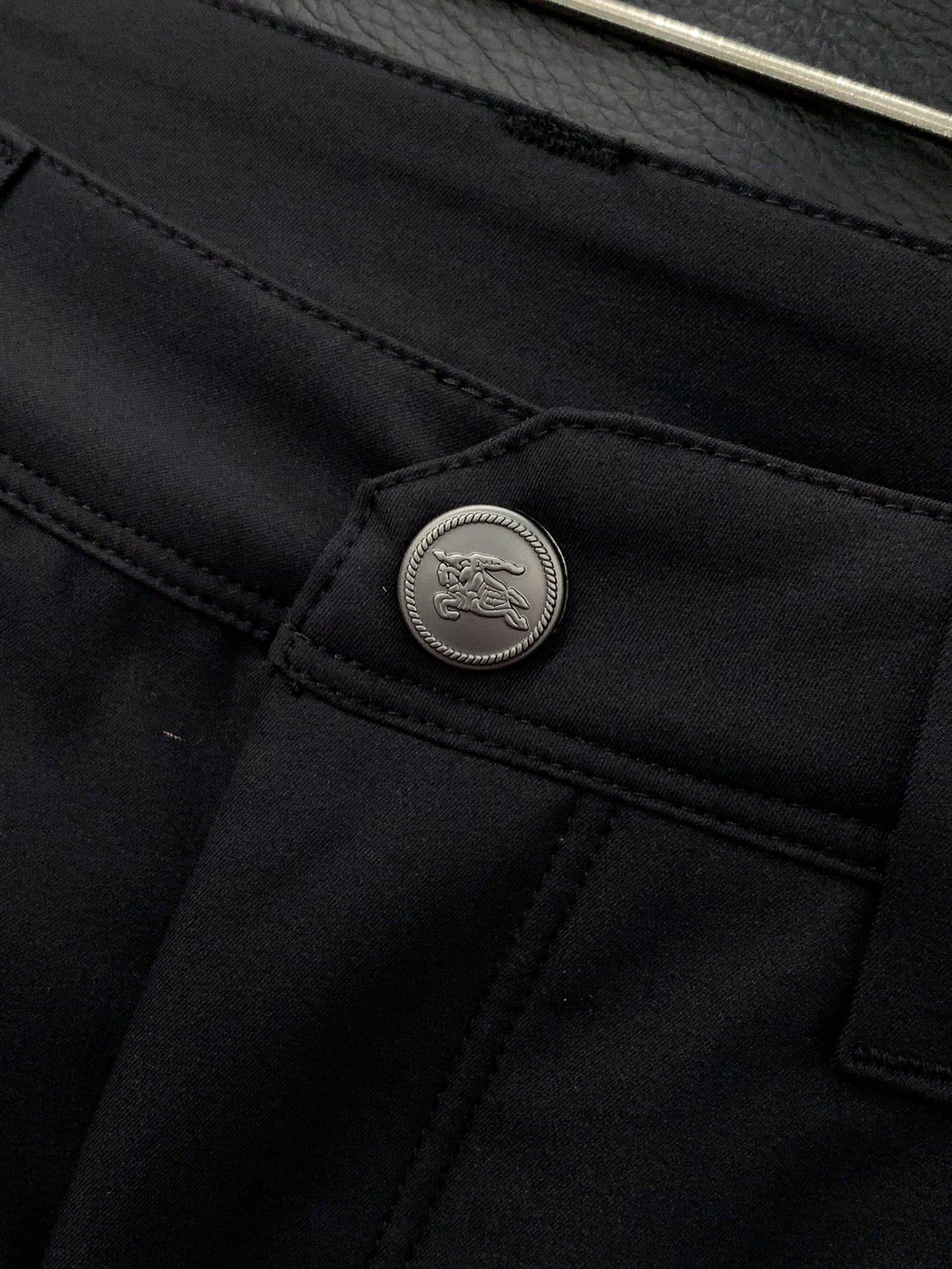 颜色：黑，蓝
，Burberry 巴宝莉，2025最新品，专柜同步有售，原单狠货，时尚休闲裤，进口原版面