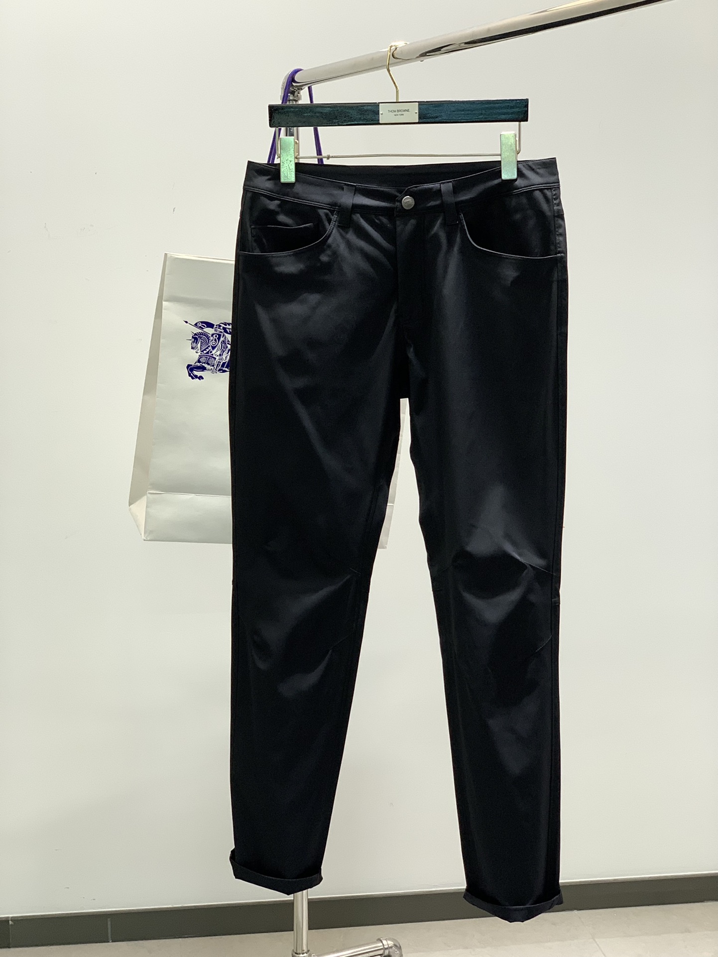 颜色：黑，蓝
，Burberry 巴宝莉，2025最新品，专柜同步有售，原单狠货，时尚休闲裤，进口原版面