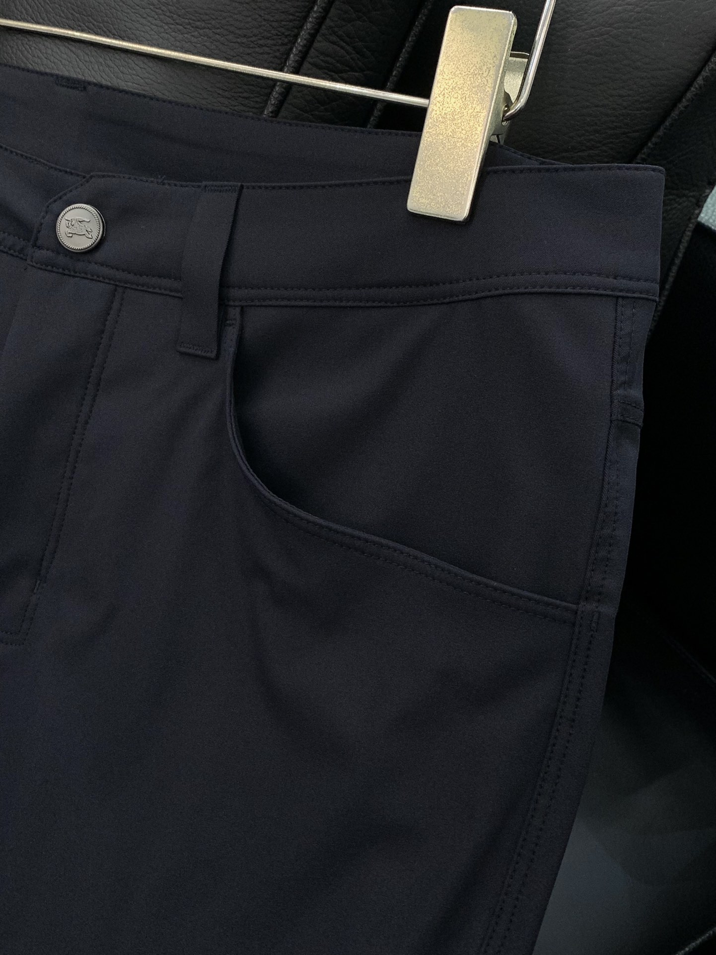 颜色：黑，蓝
，Burberry 巴宝莉，2025最新品，专柜同步有售，原单狠货，时尚休闲裤，进口原版面