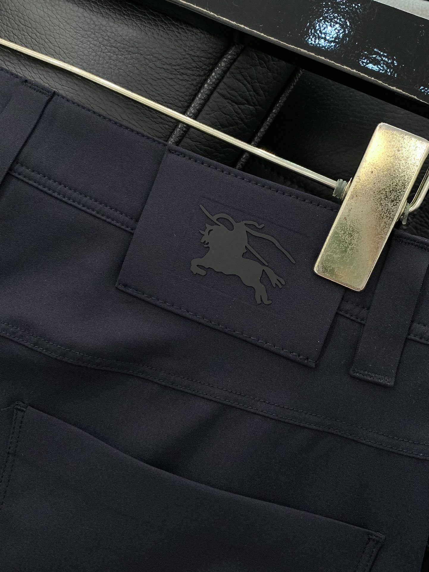 颜色：黑，蓝
，Burberry 巴宝莉，2025最新品，专柜同步有售，原单狠货，时尚休闲裤，进口原版面