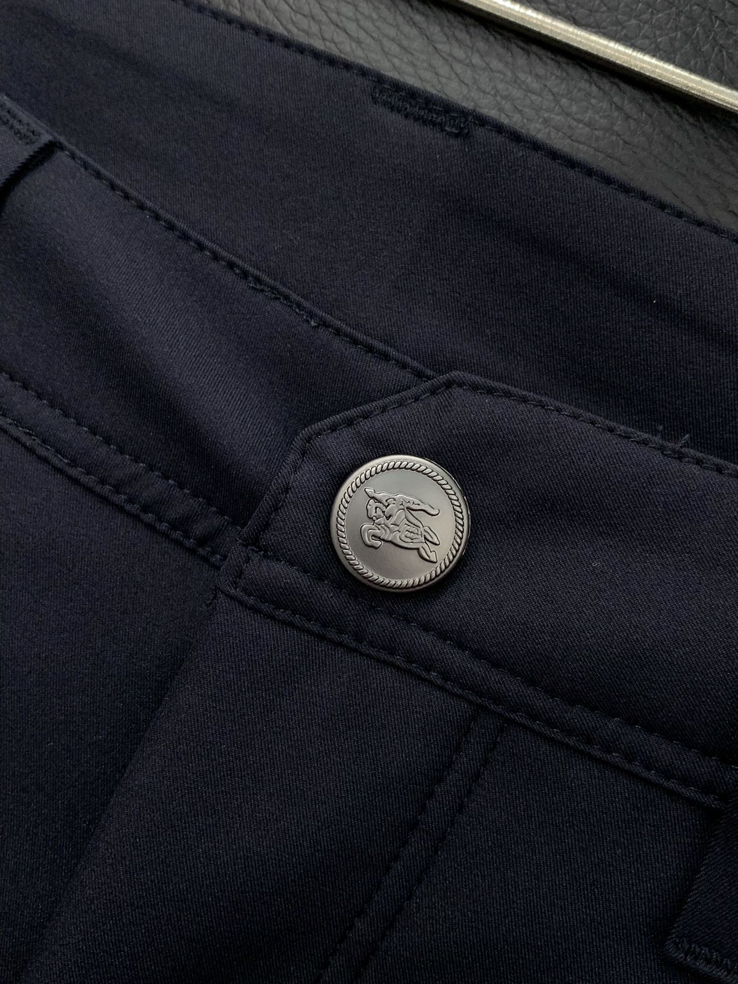 颜色：黑，蓝
，Burberry 巴宝莉，2025最新品，专柜同步有售，原单狠货，时尚休闲裤，进口原版面