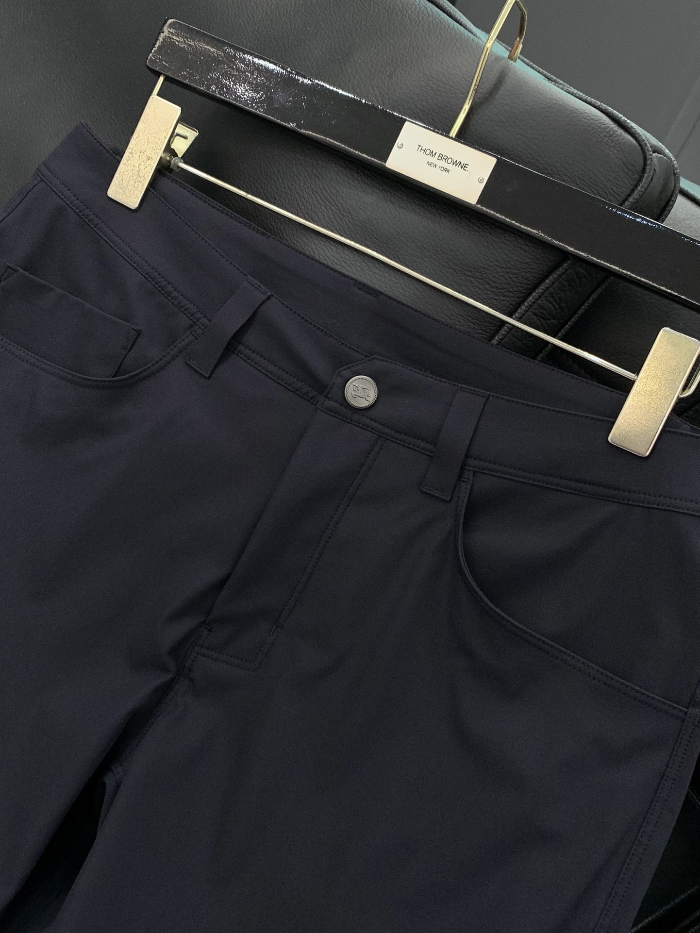 颜色：黑，蓝
，Burberry 巴宝莉，2025最新品，专柜同步有售，原单狠货，时尚休闲裤，进口原版面