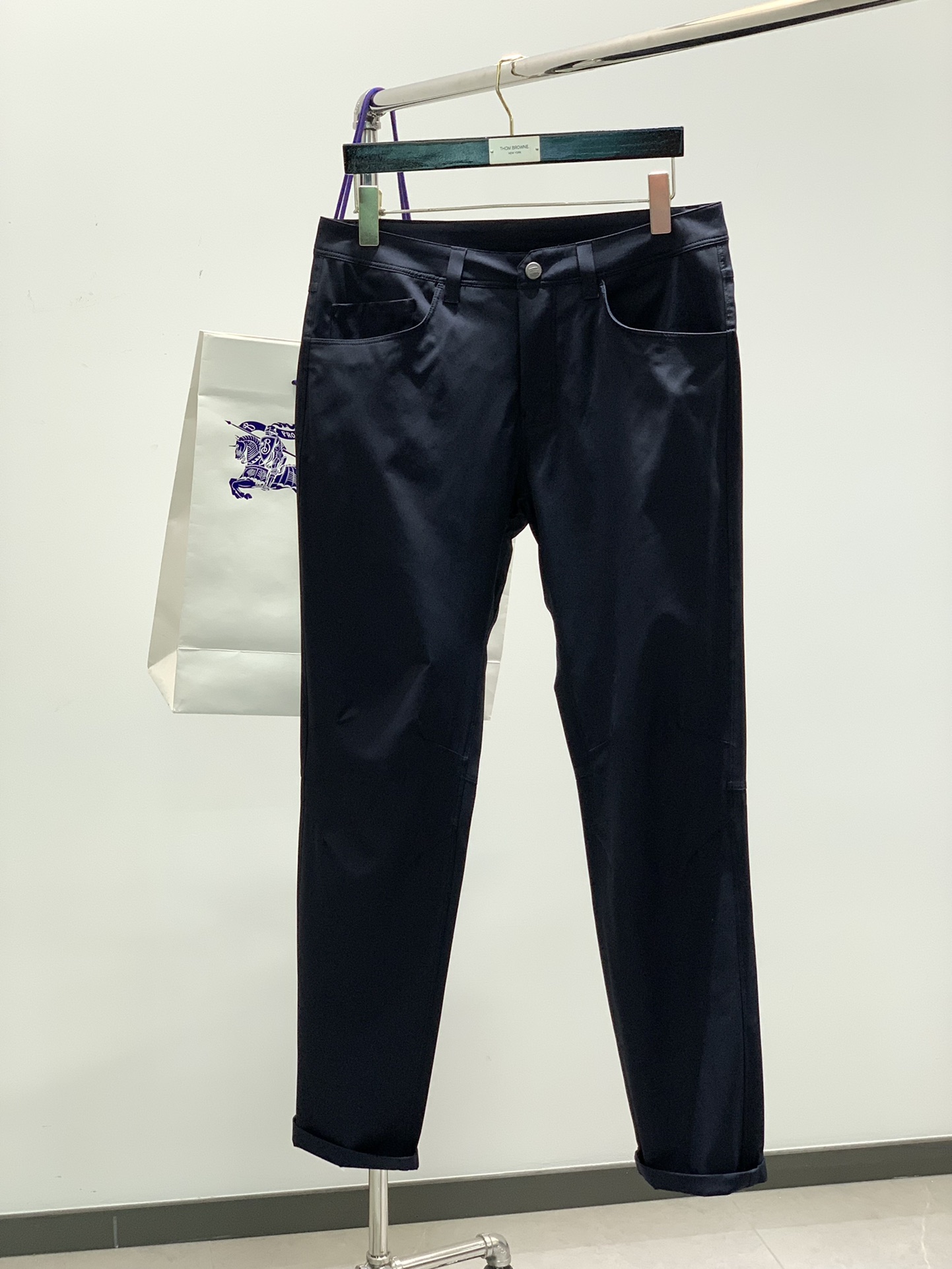 颜色：黑，蓝
，Burberry 巴宝莉，2025最新品，专柜同步有售，原单狠货，时尚休闲裤，进口原版面