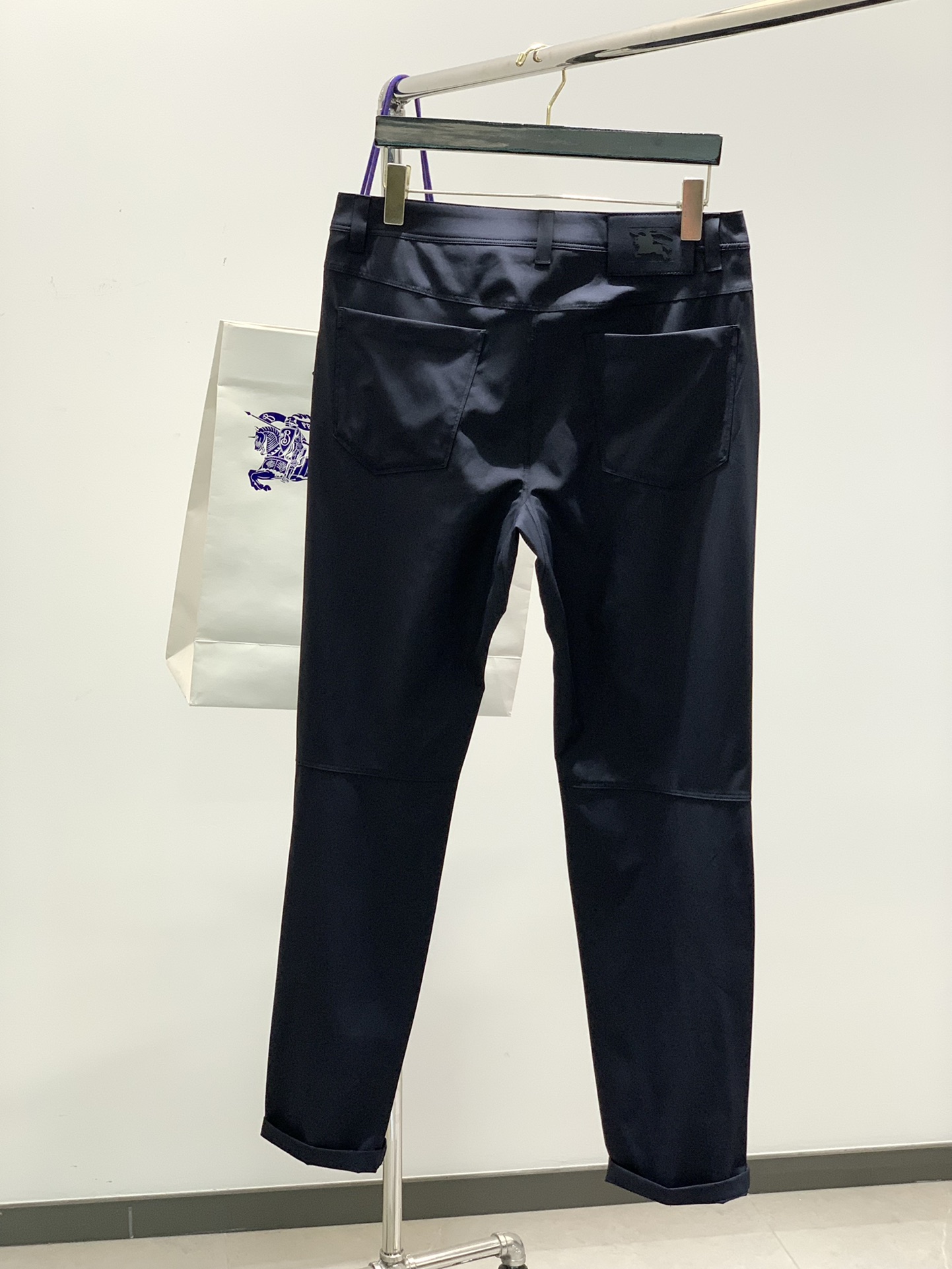 颜色：黑，蓝
，Burberry 巴宝莉，2025最新品，专柜同步有售，原单狠货，时尚休闲裤，进口原版面