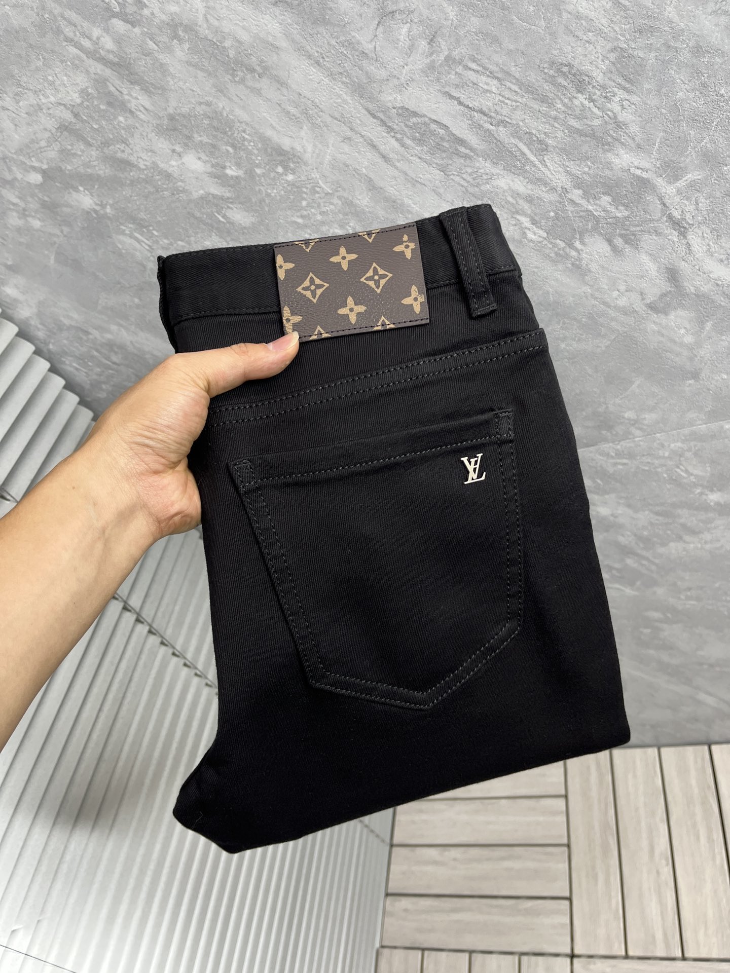 NO:135360,LV- 2025ss Snake Year Spring and Summer Jeans. Original 1:1 production, perfect choice for daily life, simple, atmospheric, fashionable and stylish, customized imported tannin fabric, heavy industry washing process, complex and exquisite workmanship. Easy to meet the needs of all seasons, soft and elastic, smooth and neat, original auxiliary materials, comfortable and easy to match on the upper body, durable code number 29-38,,louis vuitton, jeans, alexander wang19860909LV- 2025ss蛇年春夏牛仔裤.原单1:1制作,日常必备的完美之选,简单大气亦时尚有型,定制进口丹宁面料 ,重工洗水工艺,做工复杂工艺精湛.轻松迎合四季需要,手感柔软带弹力,流畅利落,原版辅料五金,上身舒适非常易搭耐看码数29-38,,louis vuitton,jeans,alexander wang,Men's clothing