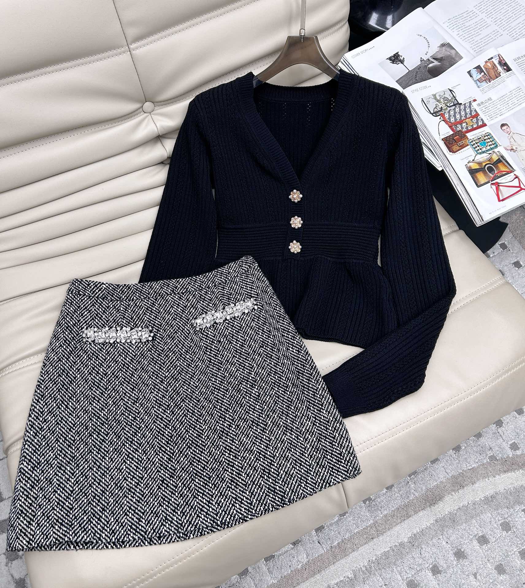 NO:296491,The new classic black commuter versatile V-neck knitted long-sleeved base top. The original black waist-hugging knitted knitted fabric is soft and delicate. The upper body is extremely comfortable! The V-neck design can well modify the face lines and diamond buckles embellish the placket, interpreting the dreamy and exquisite atmosphere. The versatile product recommendation SML., skirts, alexander wang19860909上衣半裙新款经典黑色通勤百搭V领针织长袖打底上衣 原版黑色收腰显瘦针织面料,手感柔软细腻 上身舒适度极强!V领设计可以很好的修饰脸部线条钻扣点缀于门襟,诠释梦幻精致氛围 百搭单品推荐SML.,,skirts,alexander wang,Women's clothing