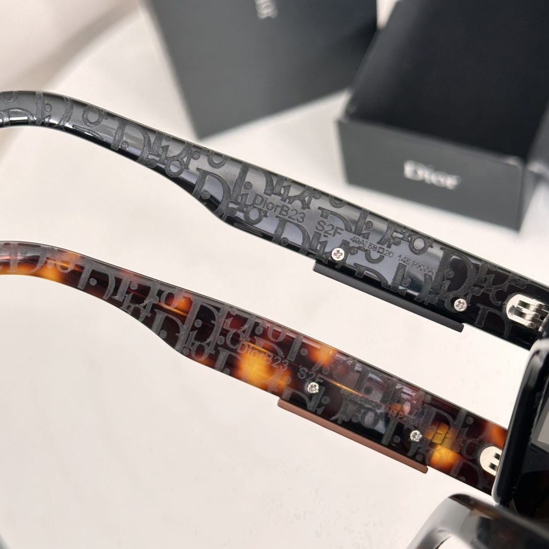  ‼️新品 。迪奥板材字母太阳眼镜 Dior B23 S2F 时尚CD高级方形潮款墨镜🕶 男女款 素颜百
