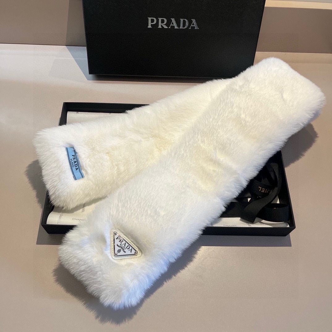 “Prada Fall/Winter Collection: Luxurious Fibrous Fur Coats in Five Colors” - 图片 3