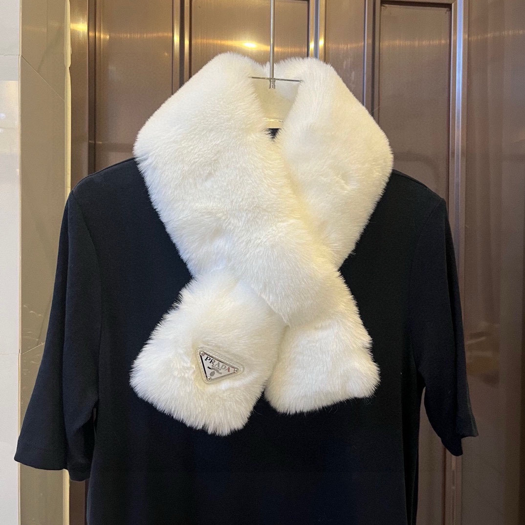 “Prada Fall/Winter Collection: Luxurious Fibrous Fur Coats in Five Colors”