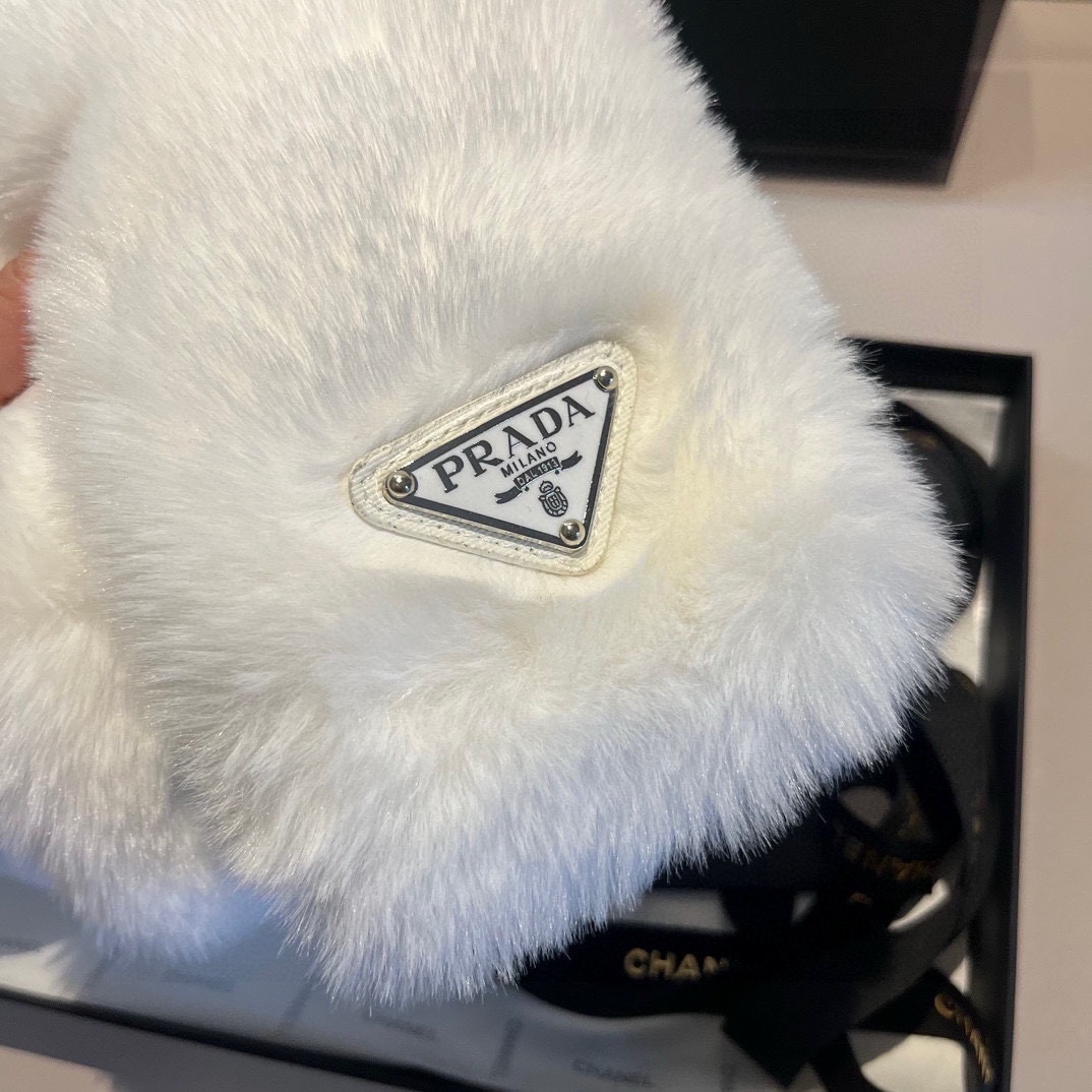 “Prada Fall/Winter Collection: Luxurious Fibrous Fur Coats in Five Colors” - 图片 6