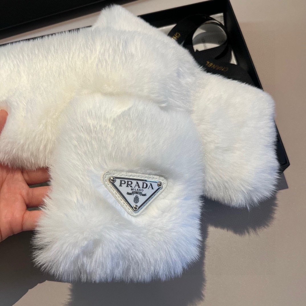 “Prada Fall/Winter Collection: Luxurious Fibrous Fur Coats in Five Colors” - 图片 8