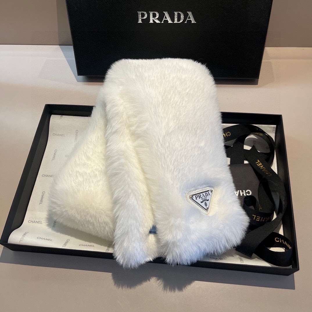 “Prada Fall/Winter Collection: Luxurious Fibrous Fur Coats in Five Colors” - 图片 7